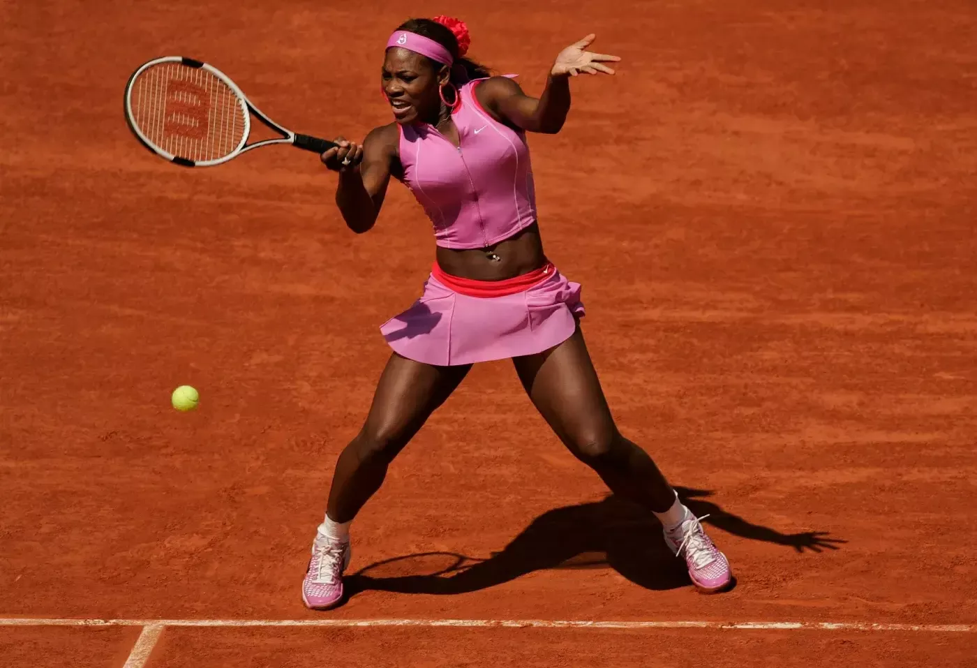 25. Mai 2004: Serena spielt an Tag 2 der French Open.