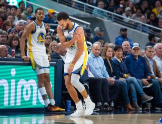 Stephen Curry von den Golden State Warriors verletzt sich im Spiel gegen die Pacers an der Schulter.