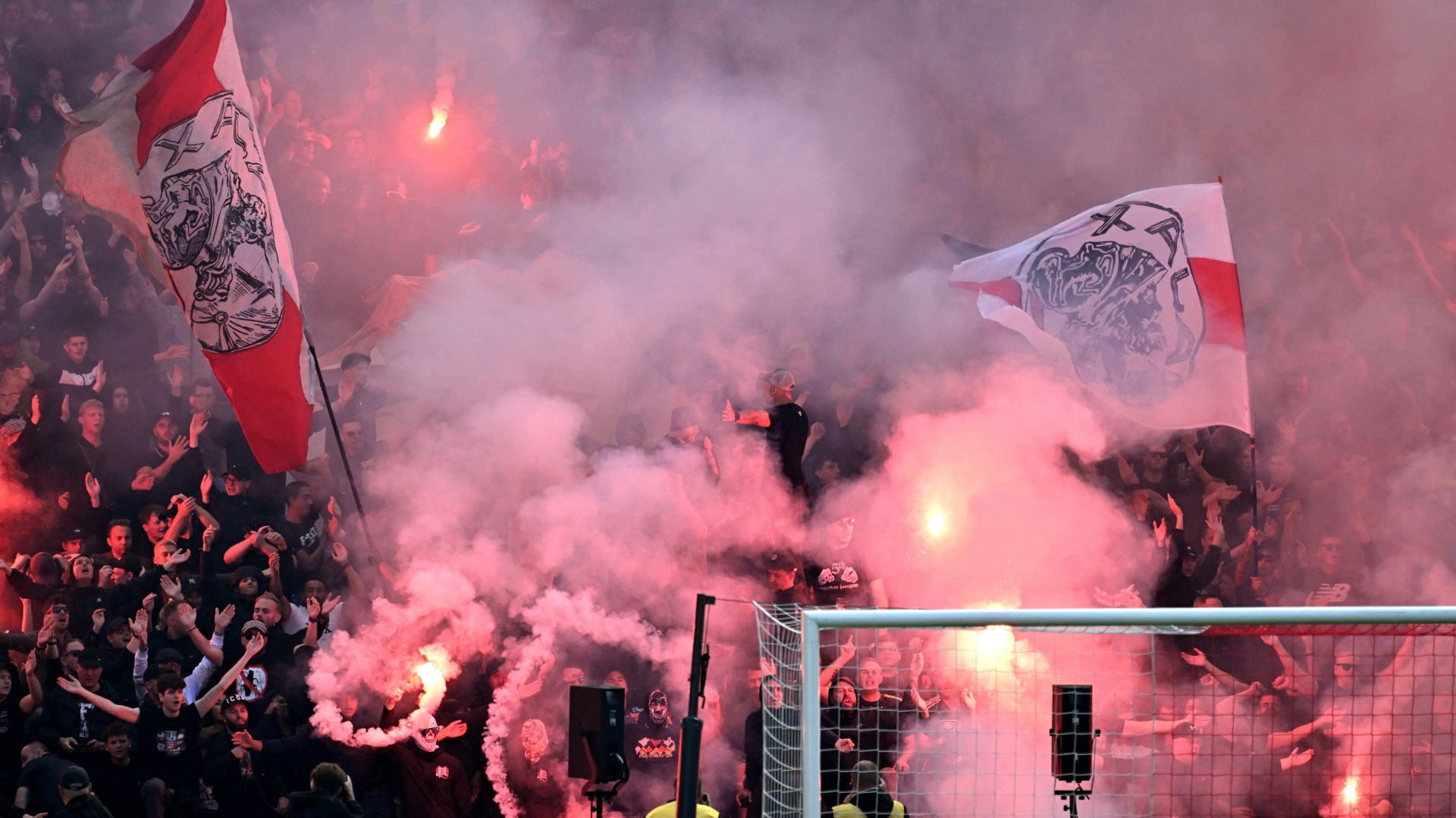 Ajax-Fans treiben es mit der Pyrotechnik auf die Spitze