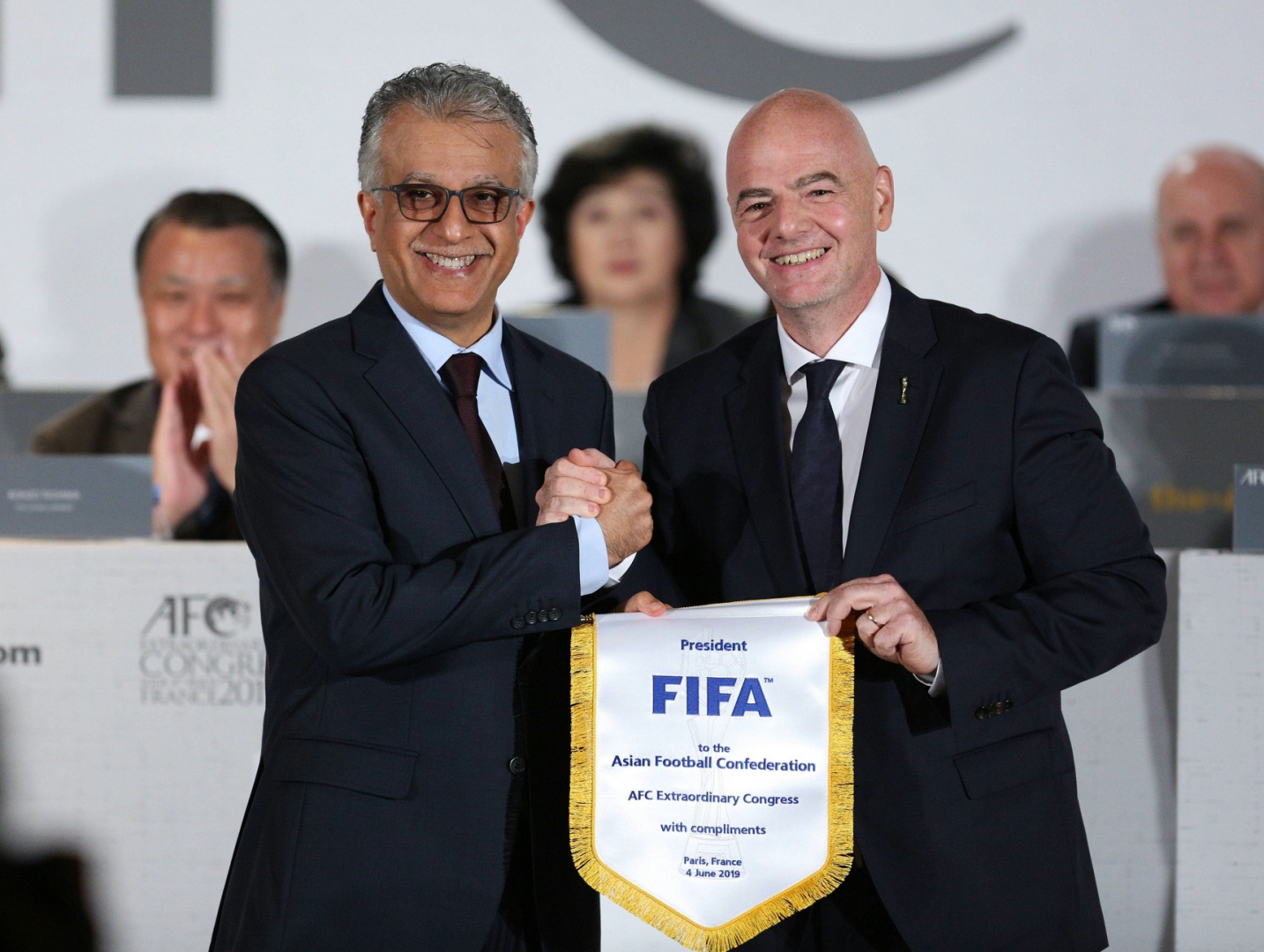 AFC-Chef Al-Khalifa mit FIFA-Boss Gianni Infantino (r.)