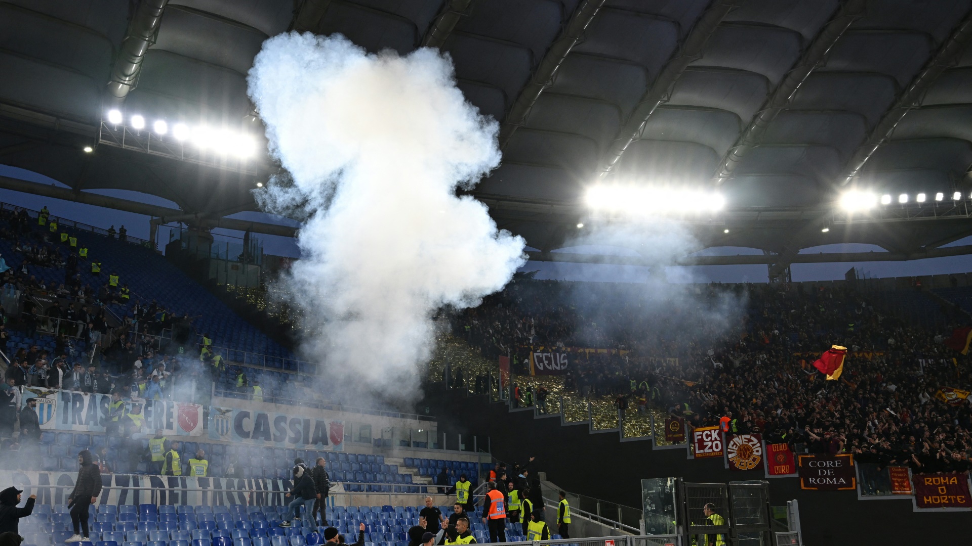 Lazio-Fans (l.) beim Derby im November 2023