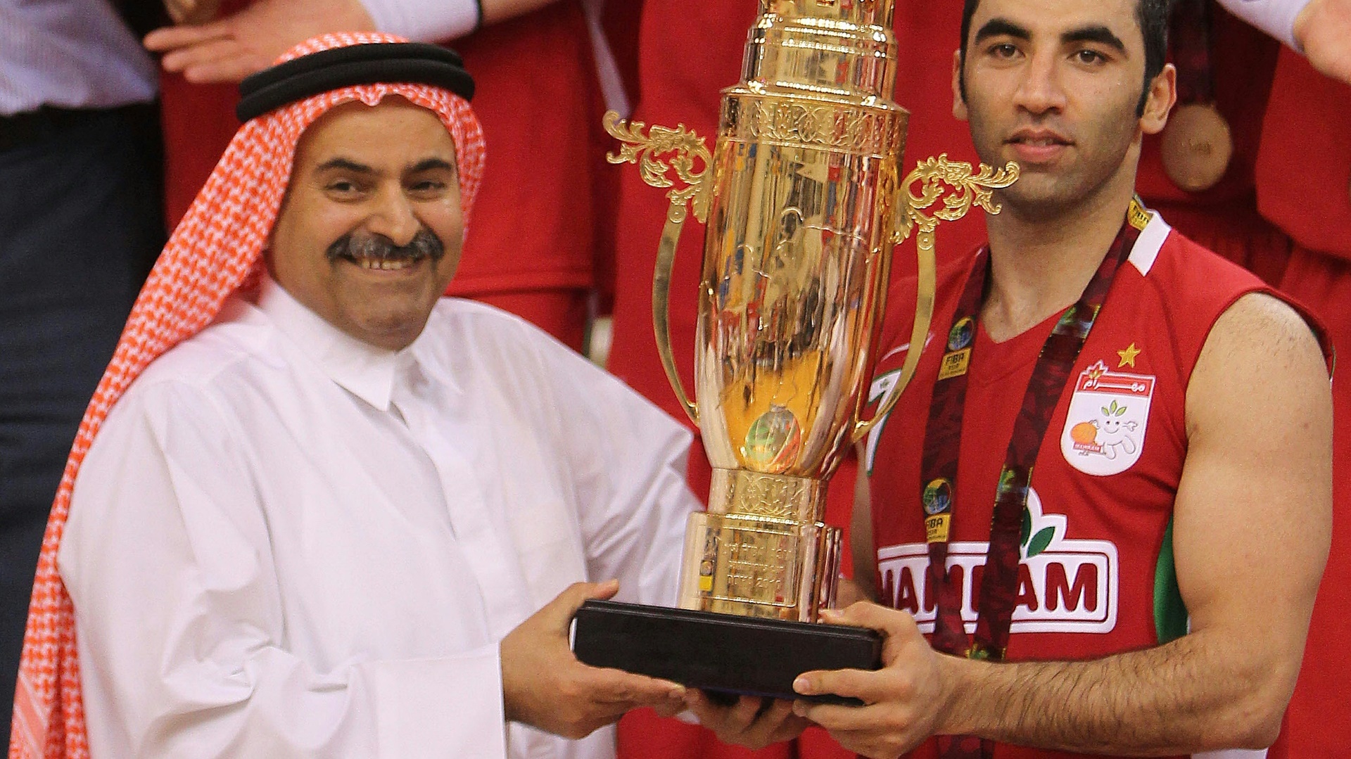 Scheich Saud Ali Al Thani
(l.) ist neuer FIBA-Präsident