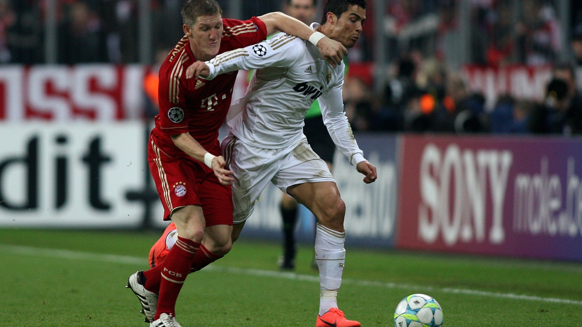 Bastian Schweinsteiger im Duell mit Christiano Ronaldo