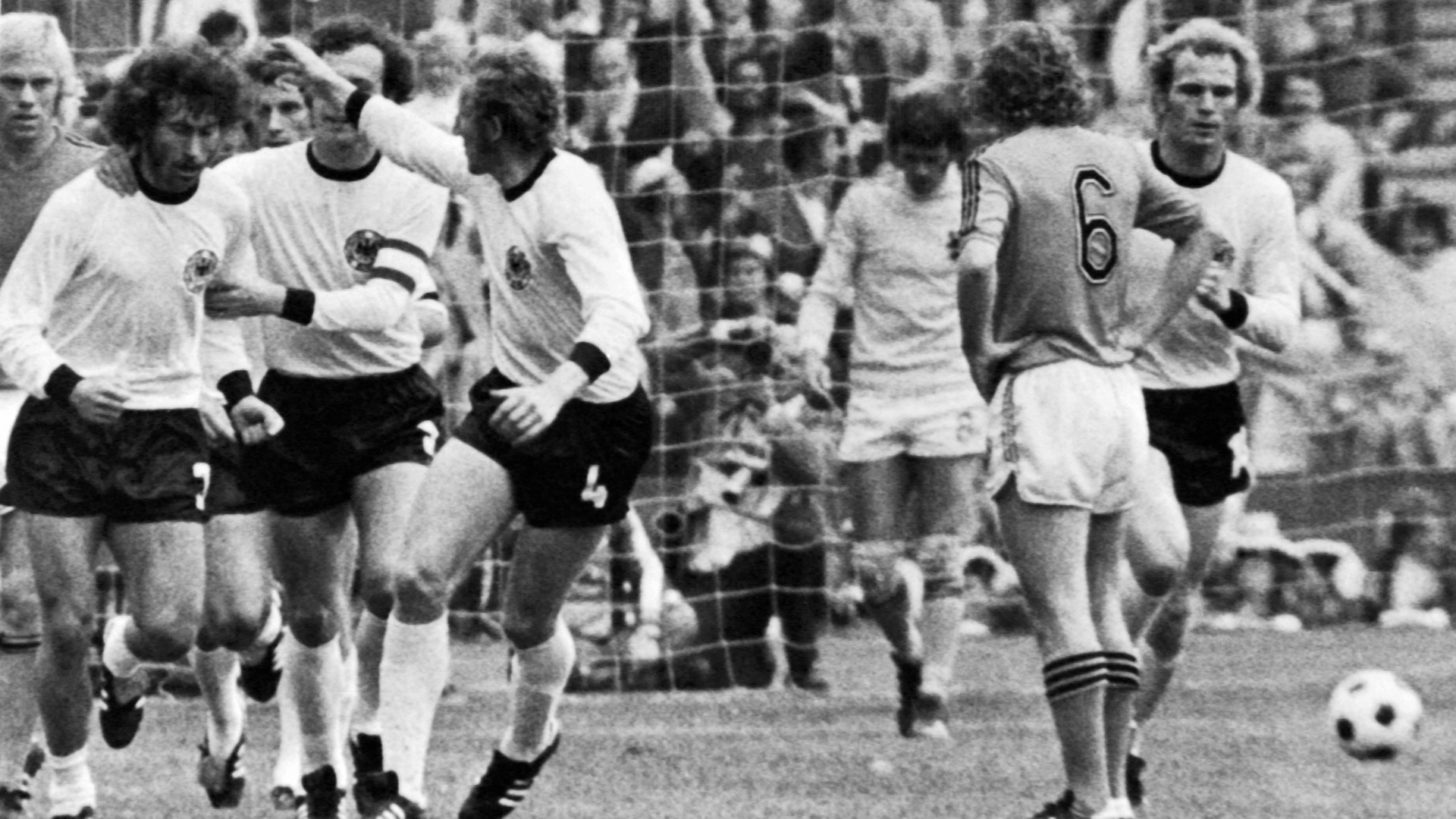 Franz Beckenbauer und Paul Breiter (l.) bei der WM 1974