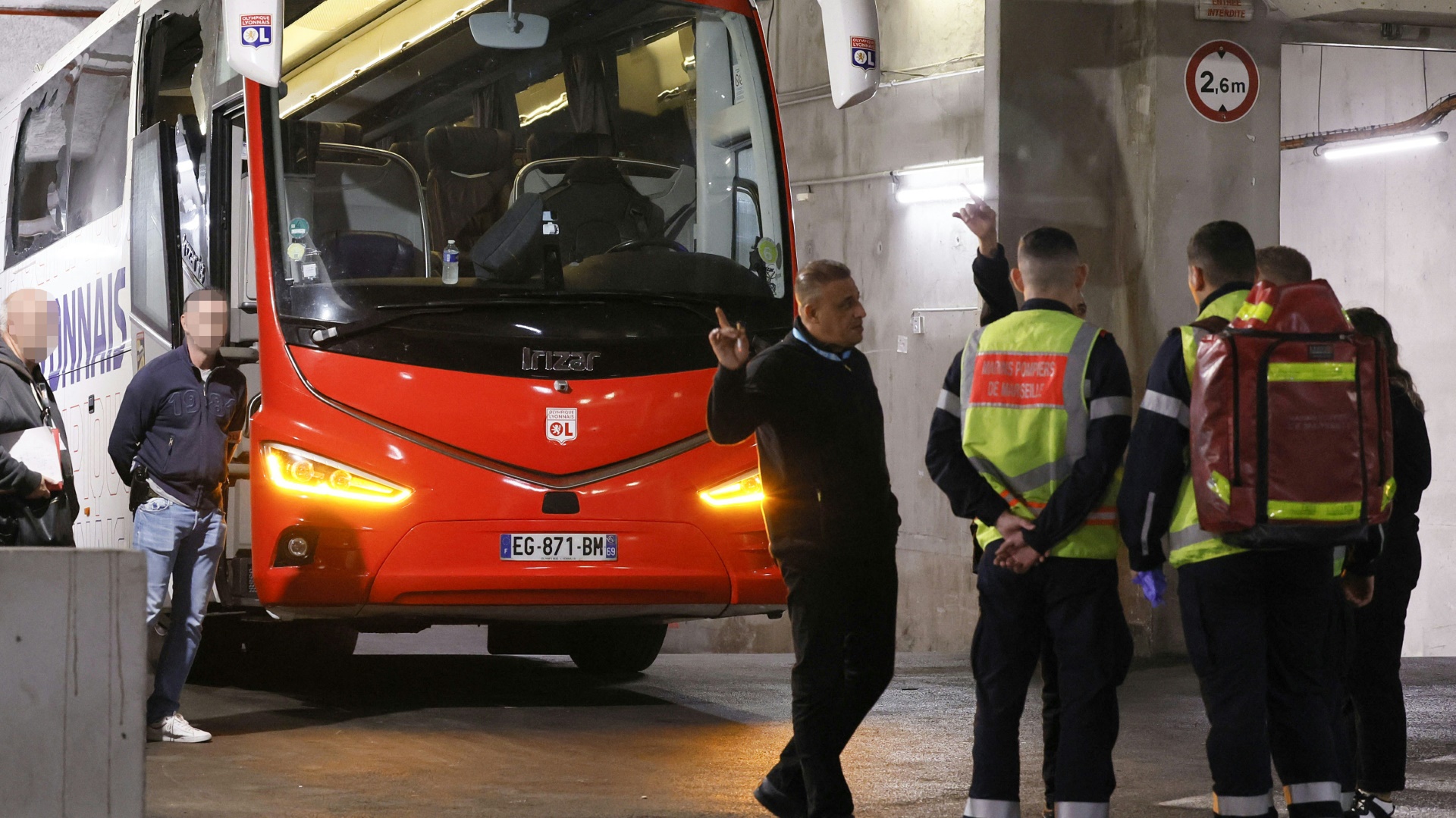 Mehrere Scheiben des Lyoner Busses gingen zu Bruch