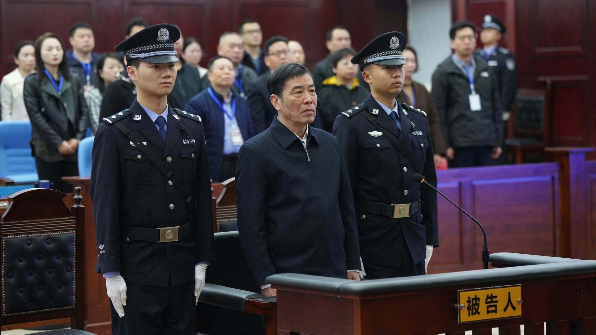 Chen Xuyuan (m.) im Gerichtssaal