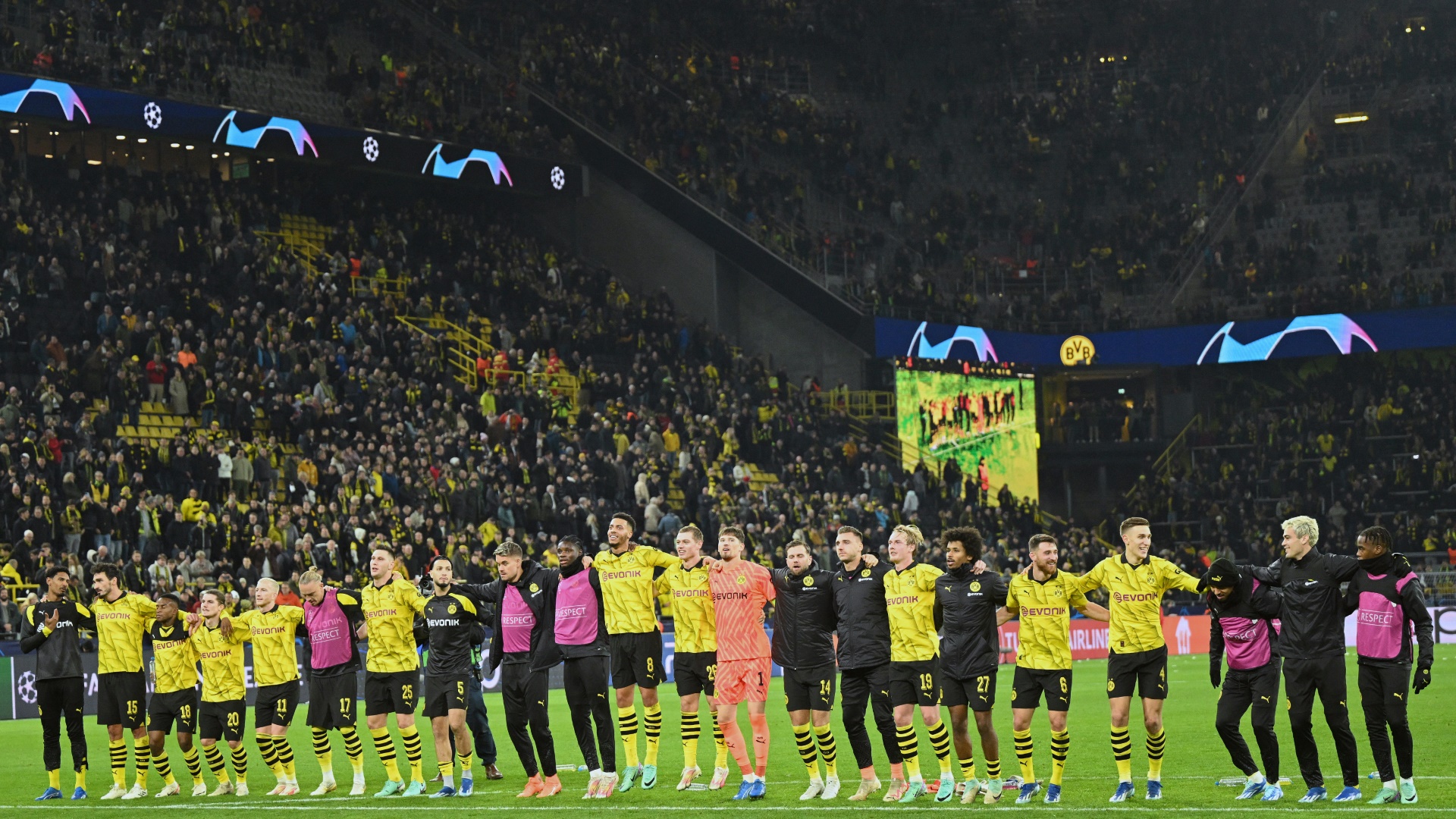 Die BVB-Fans feiern ihr Team nach dem Newcastle-Spiel