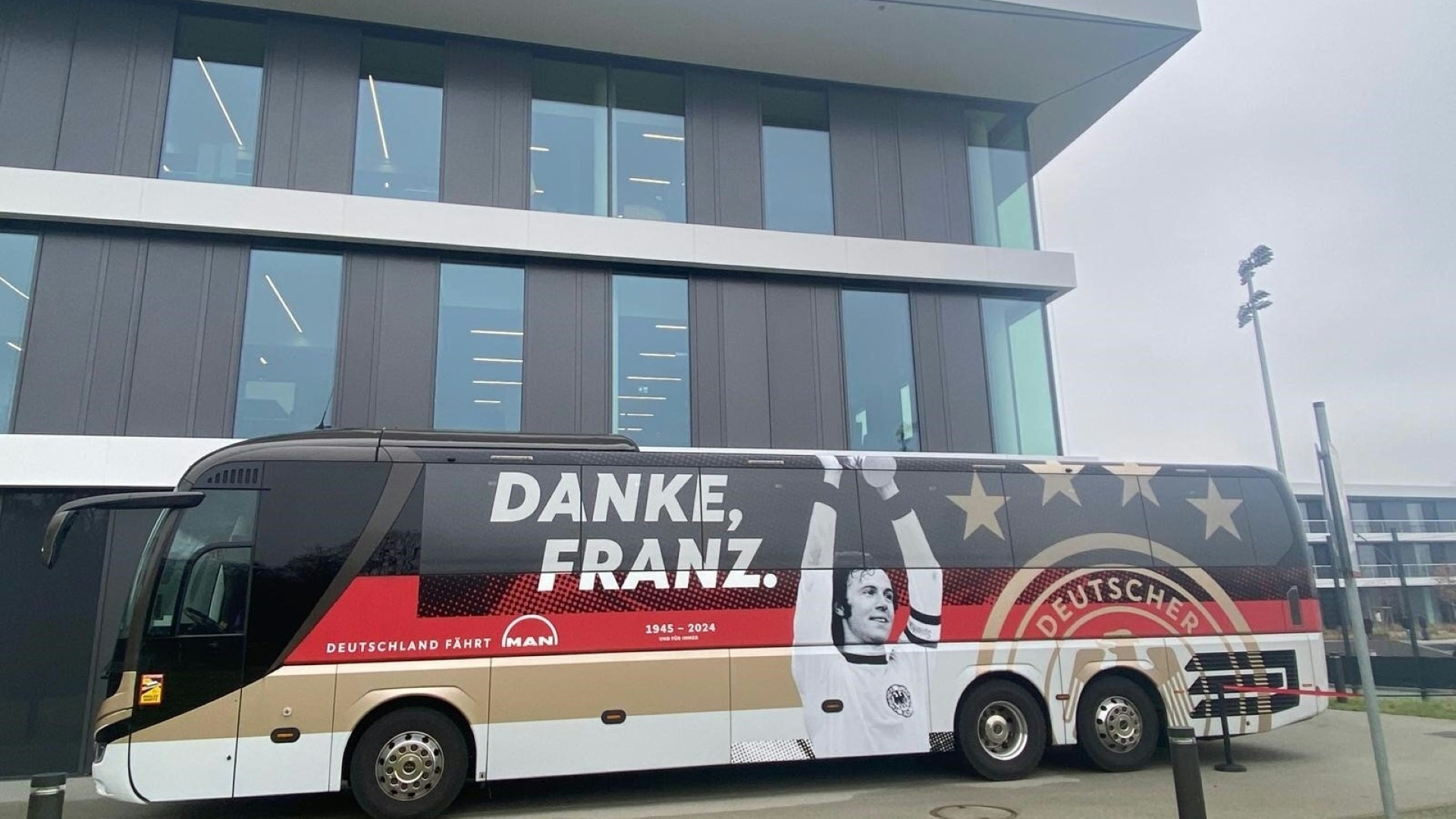 DFB-Teambus mit Beckenbauer-Porträt in Frankfurt