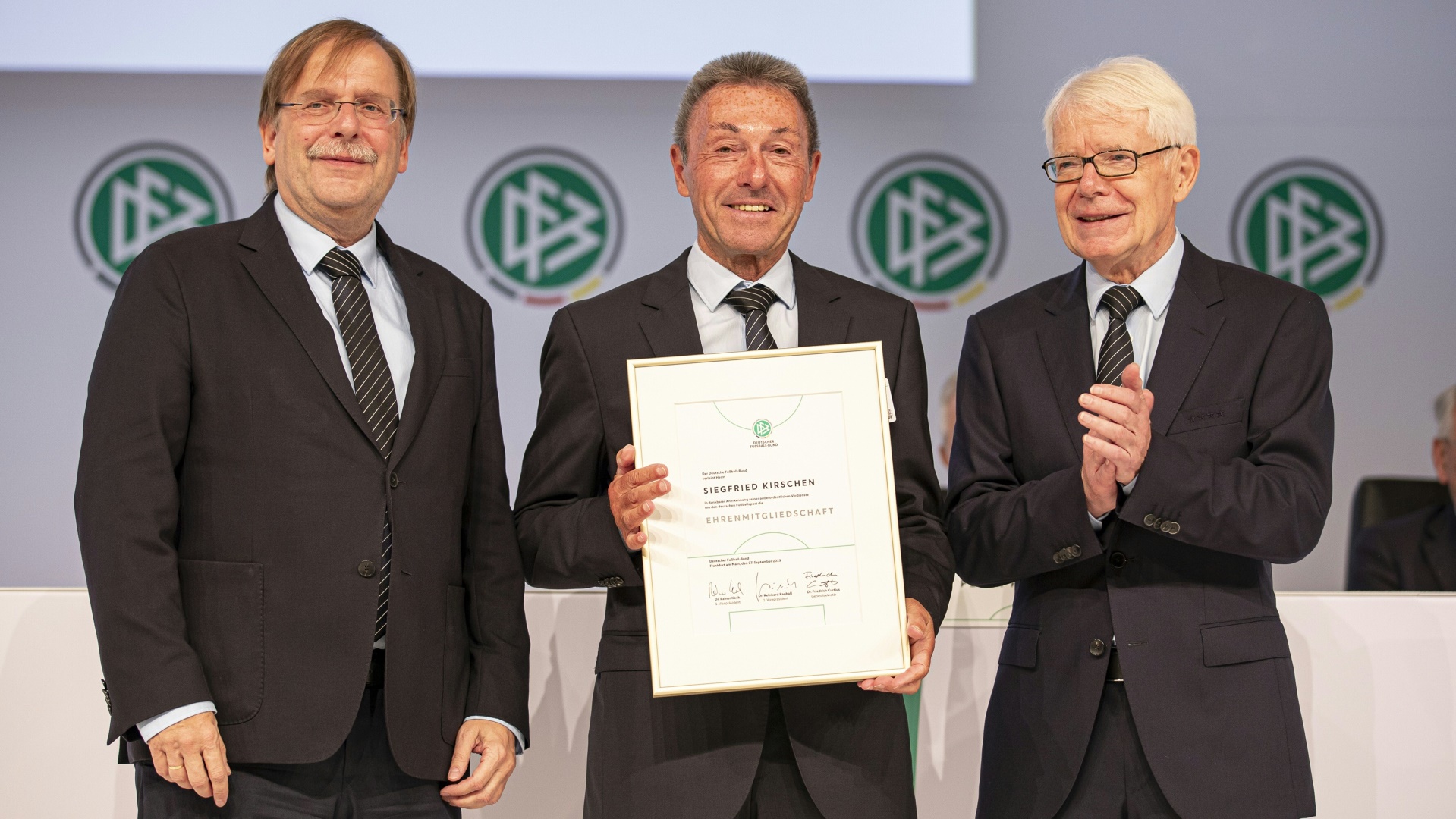 Siegfried Kirschen (M.) wurde 2019 DFB-Ehrenmitglied