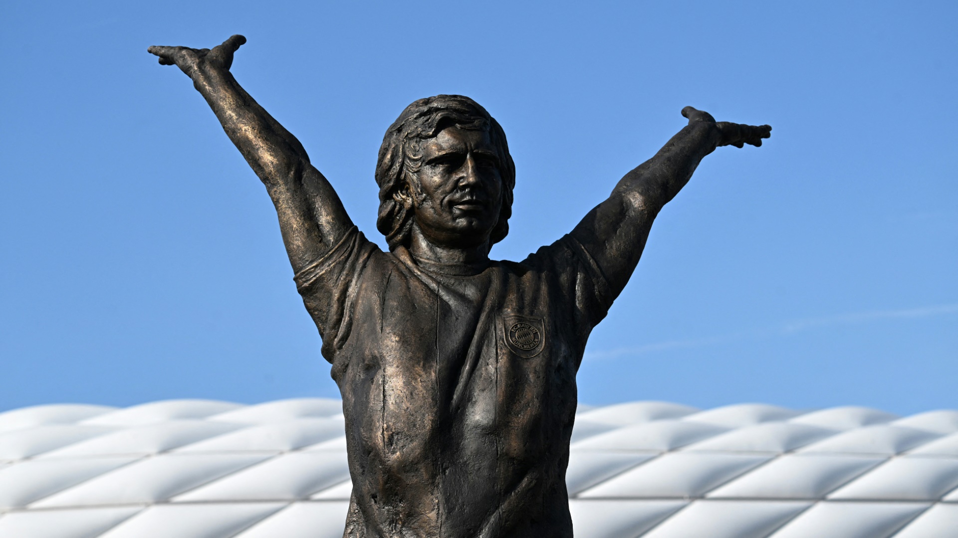Müller-Bronze vor der Allianz Arena enthüllt