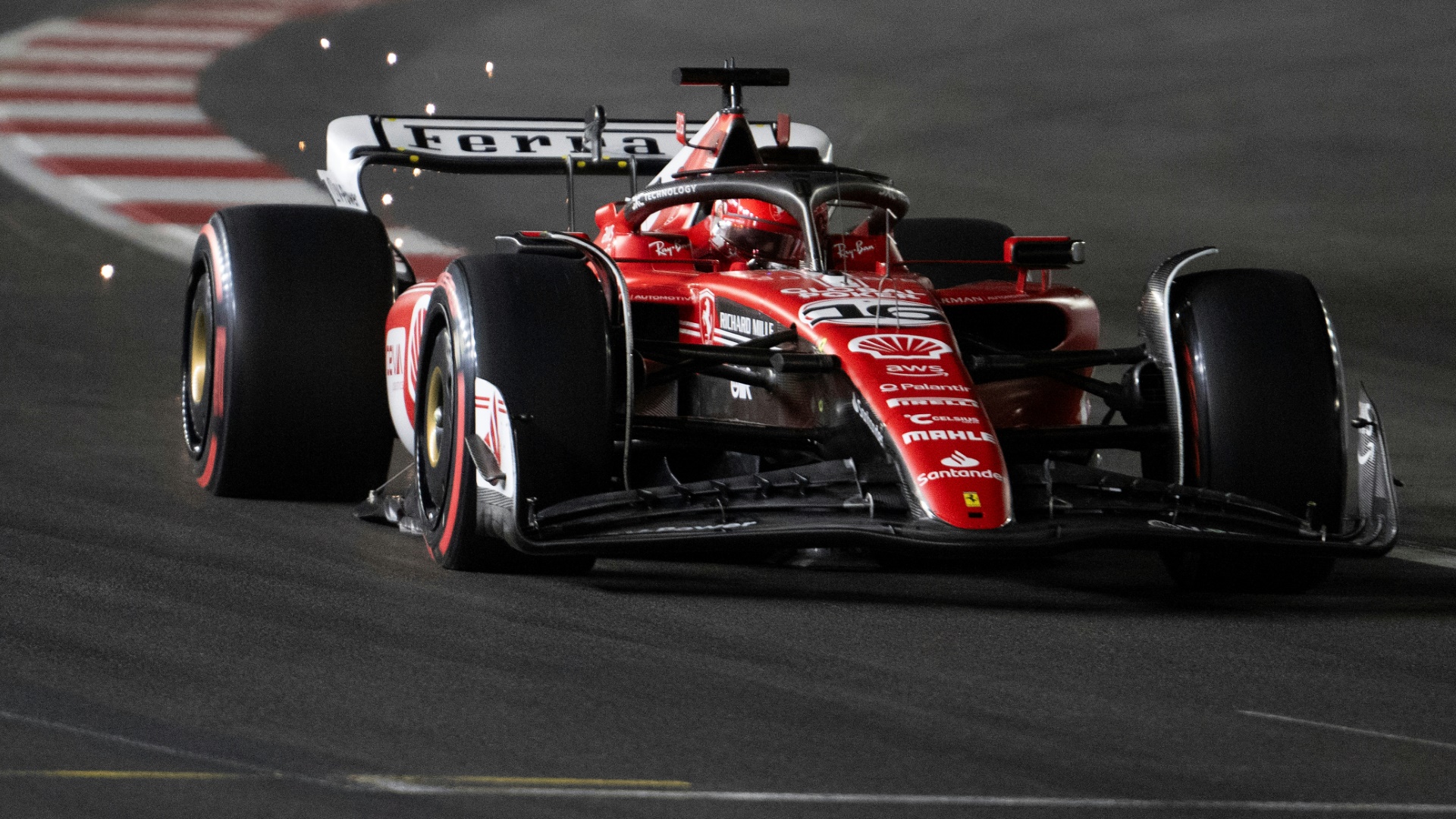 Charles Leclerc im Ferrari wirkt stark