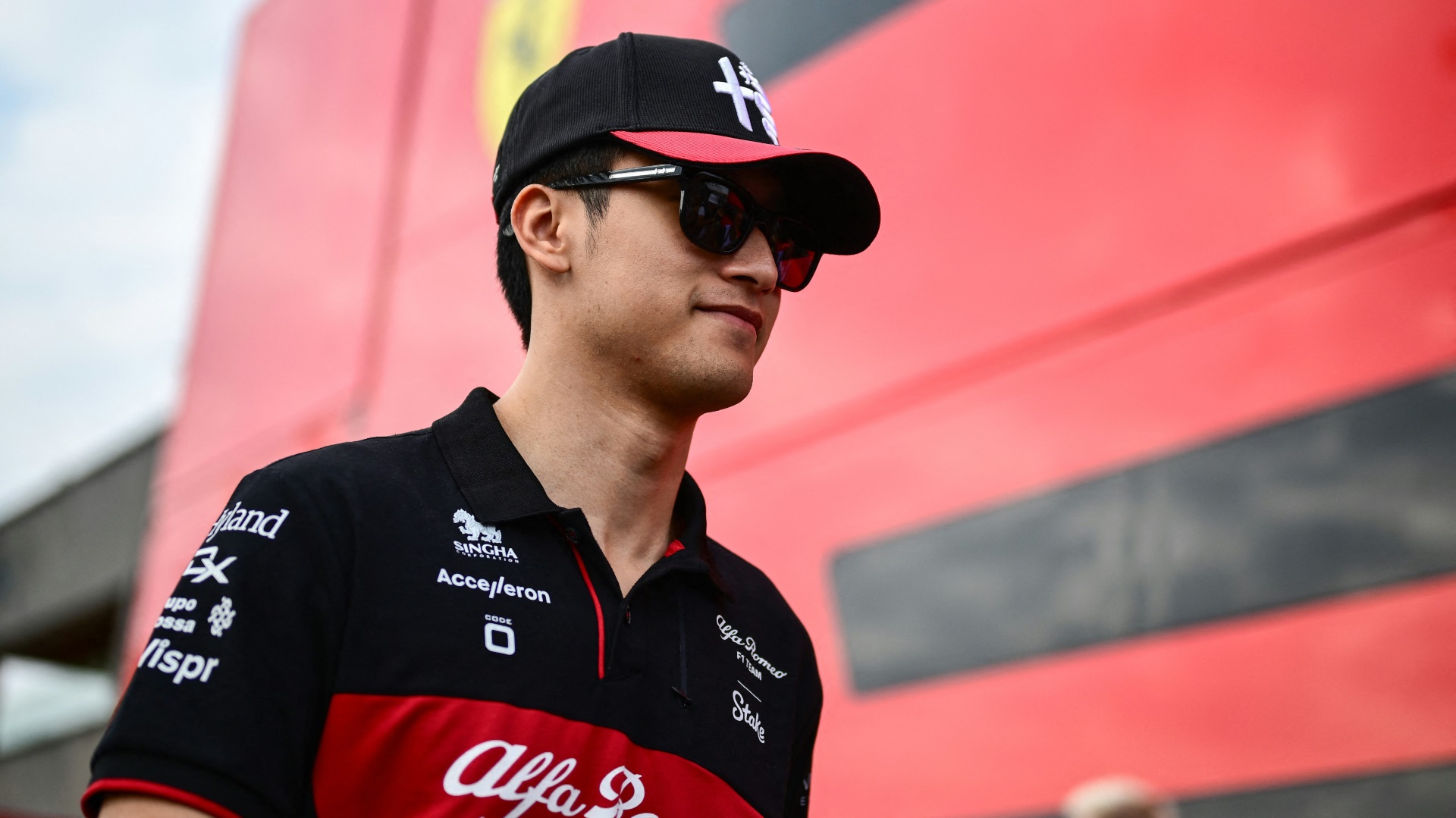 Zhou Guanyu fährt auch 2024 in der Formel 1