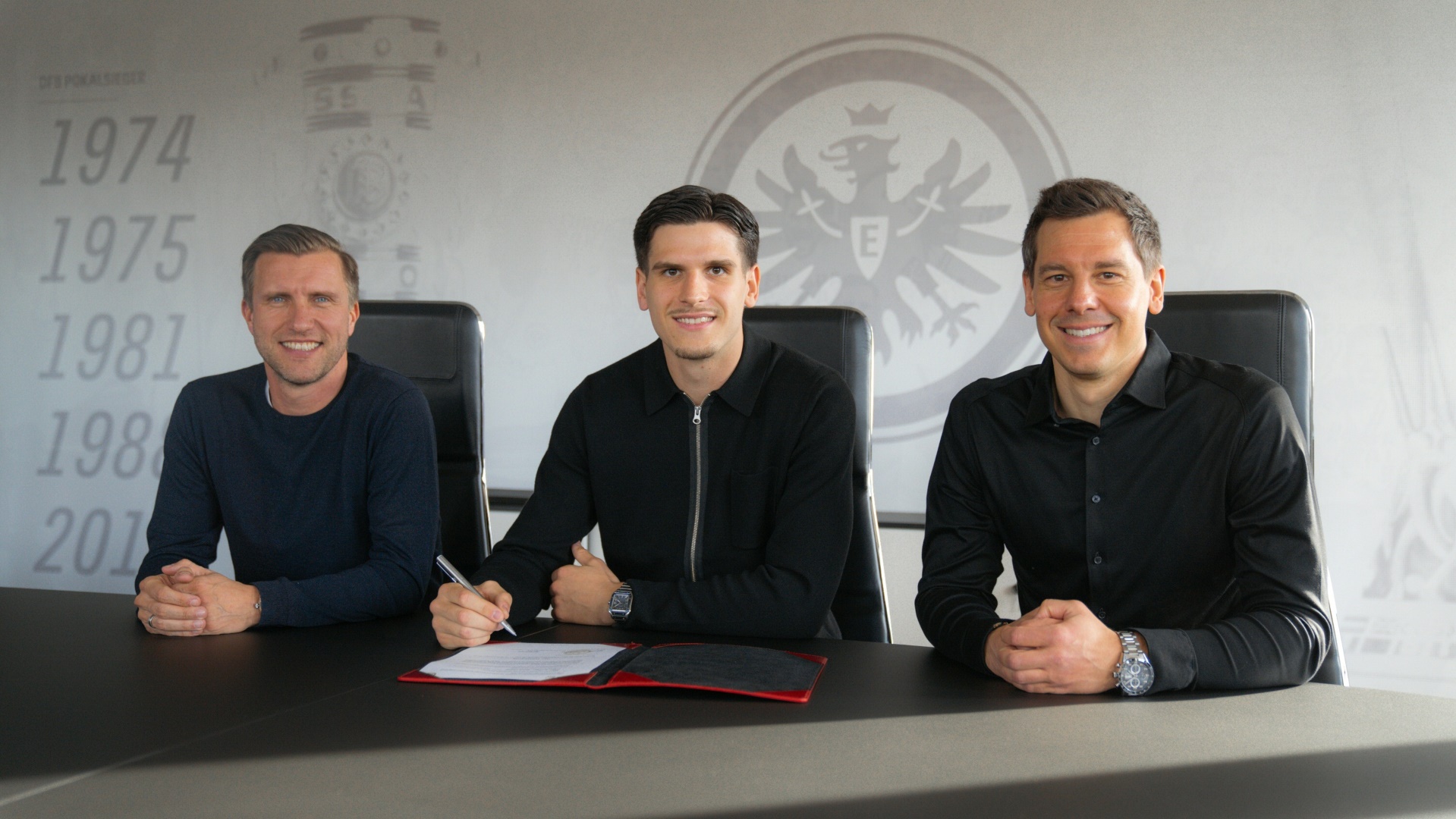 Bleibt länger in Frankfurt: Igor Matanovic (Mitte) mit Sportchef Markus Krösche (links) und Sportdirektor Timmo Hardung (rechts)