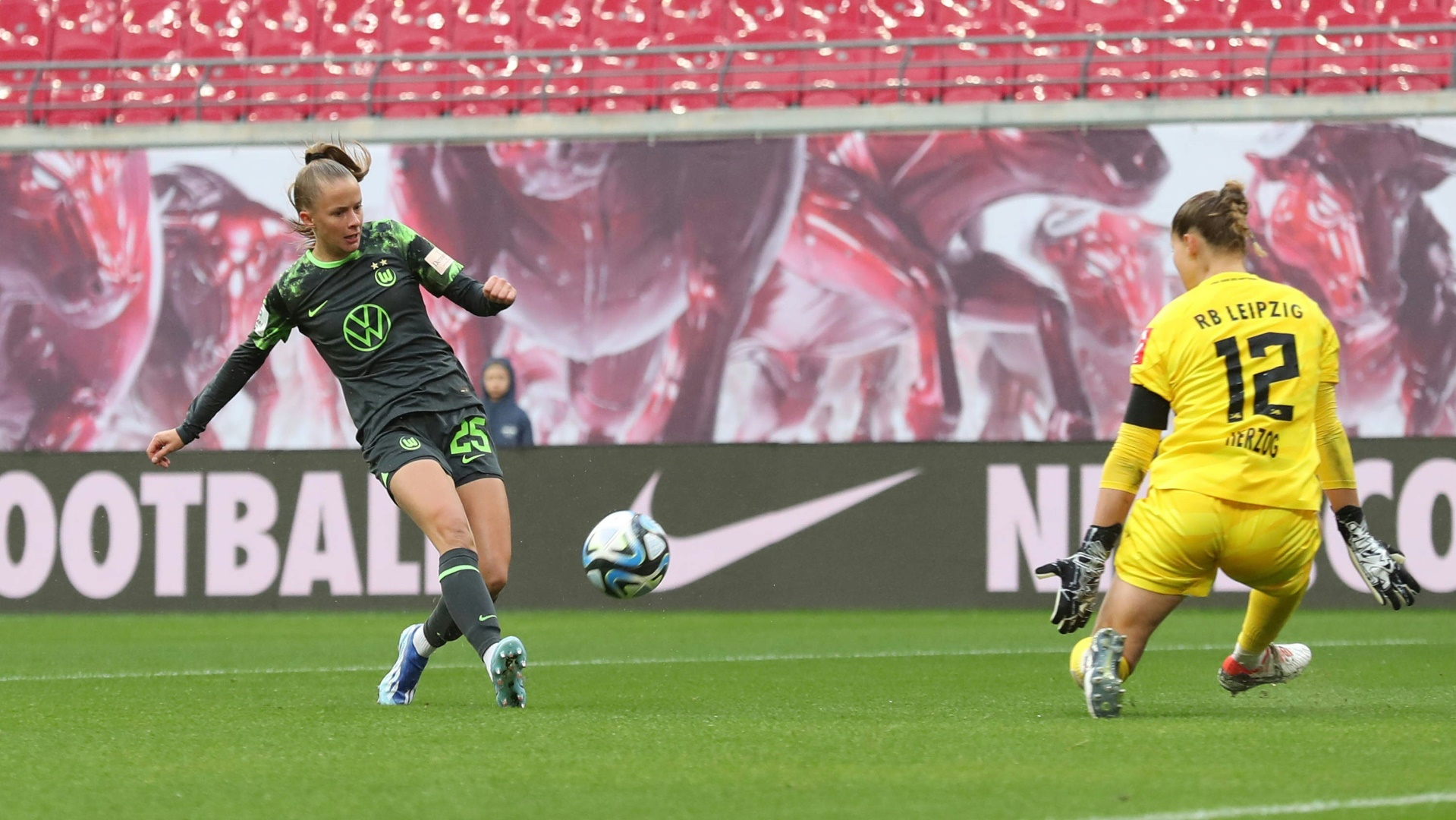 Wolfsburgs Vivien Endemann trifft zum 2:0
