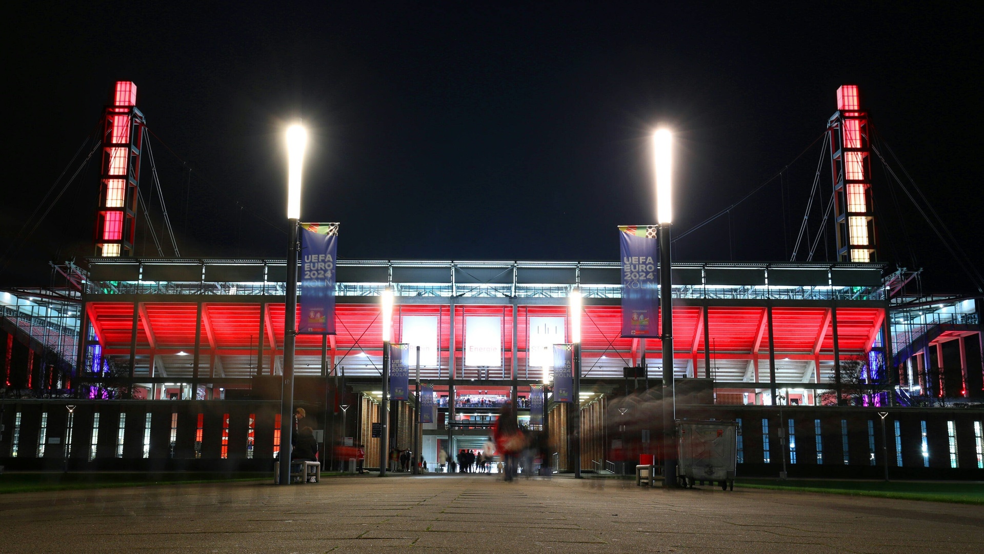 Das Rhein-Energie-Stadion leuchtet bei Nacht