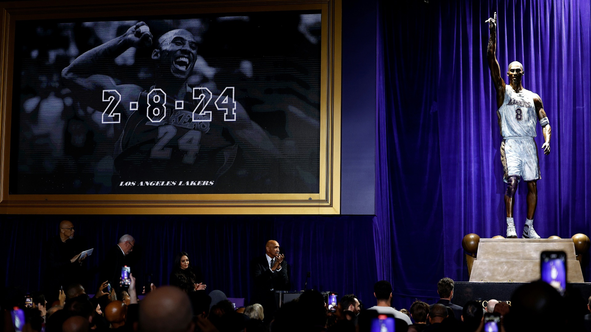 Die Lakers enthüllen eine Statue von Kobe Bryant