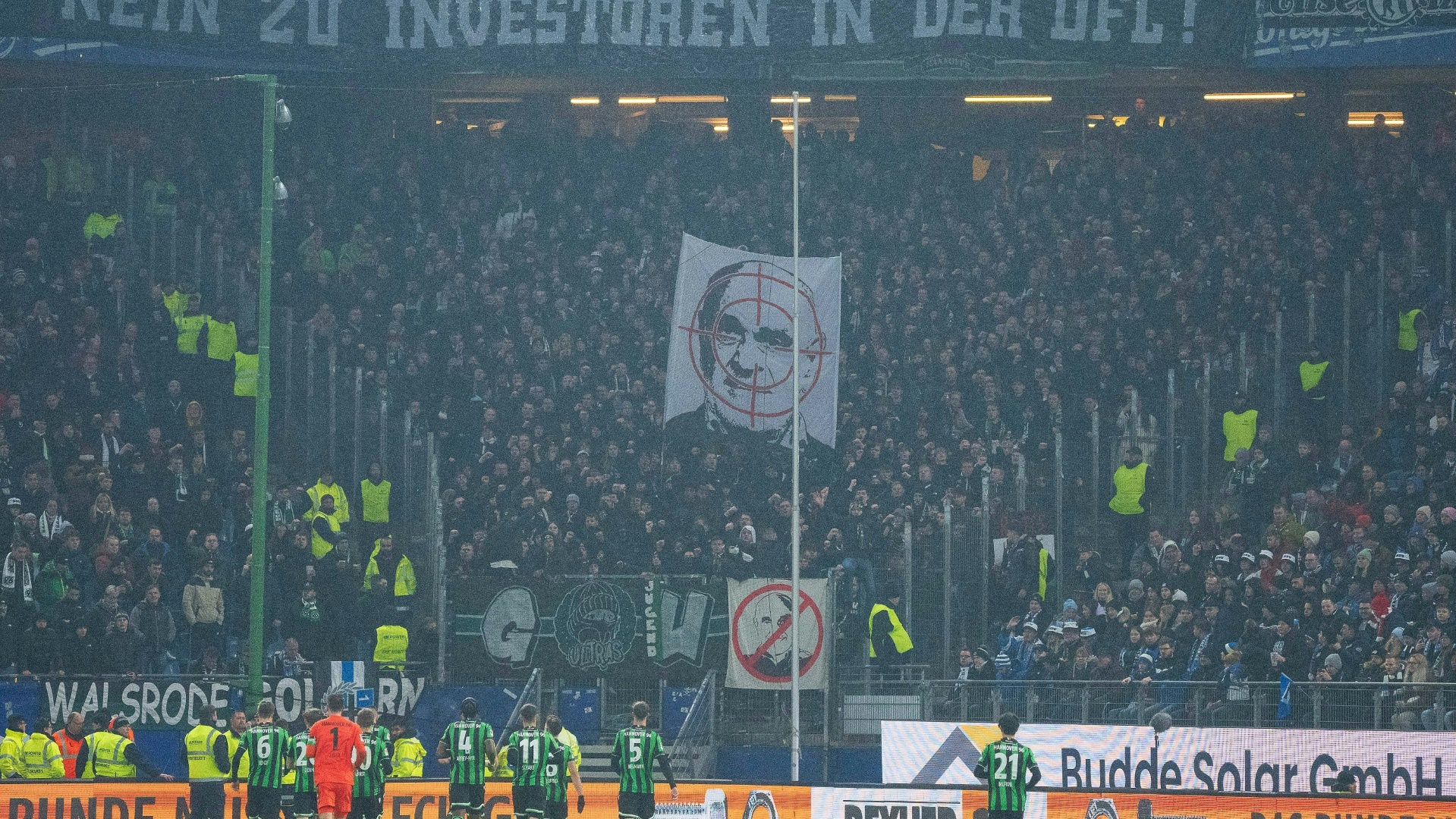 Hannover-Fans halten das geschmacklose Banner hoch
