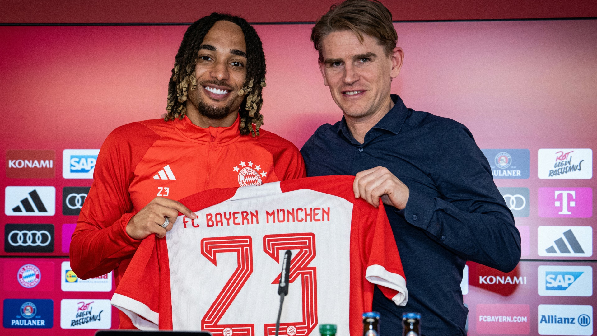 Bayerns Neuzugang Boey (l.) mit Sportchef Freund