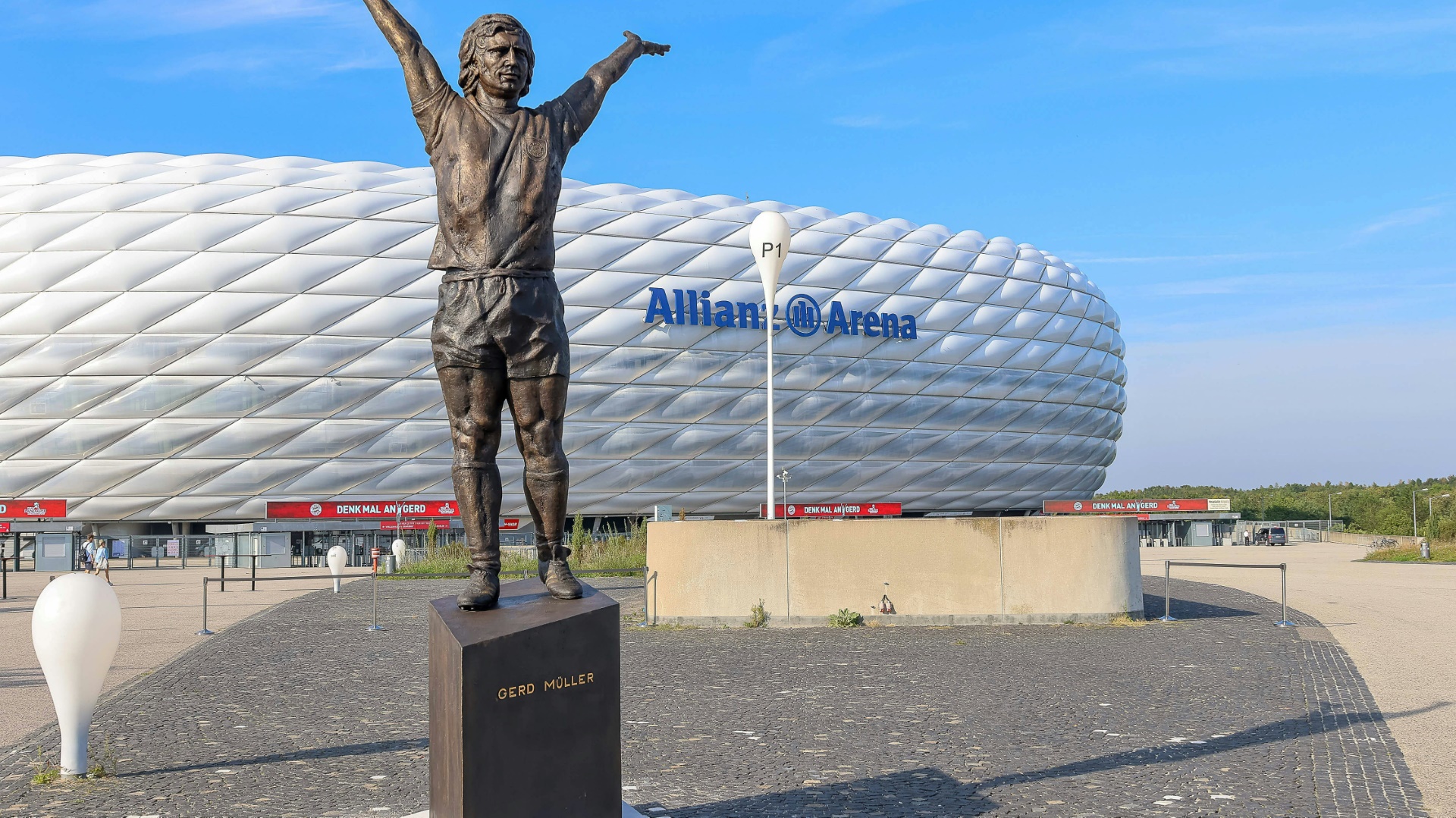 Eine Statue von Gerd Müller steht bereits am Stadion