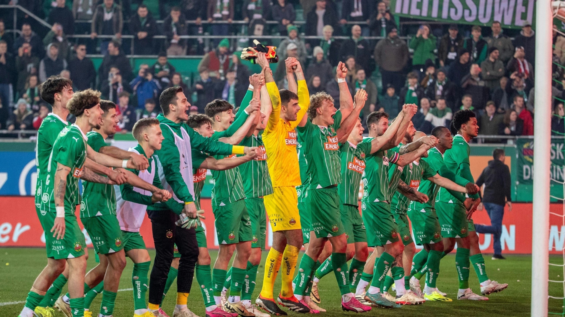 Rapids Spieler feiern den Sieg im Wiener Derby