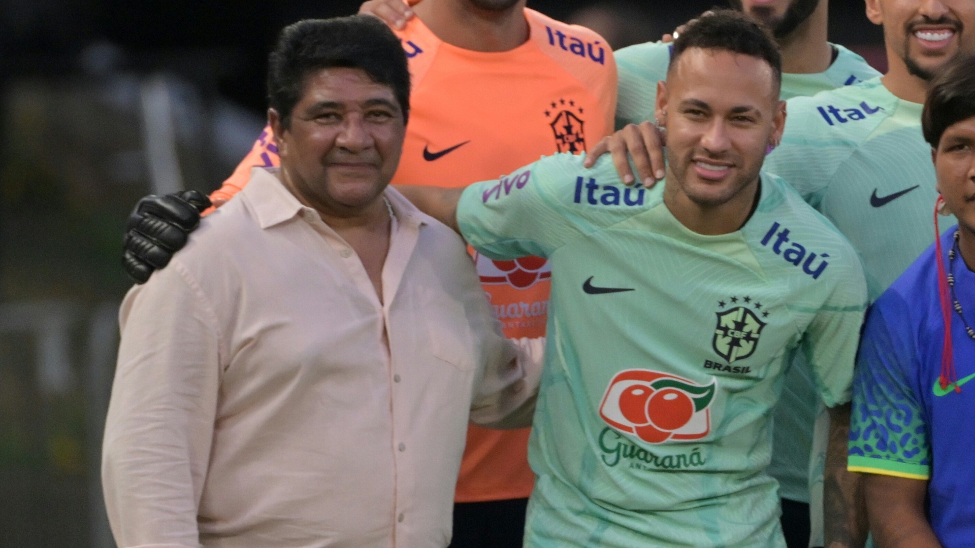 Rodrigues (l.) im Oktober Arm in Arm mit Neymar