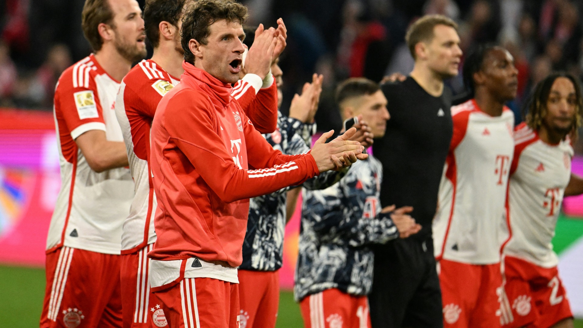 Thomas Müller im Kreise der Bayern-Kollegen