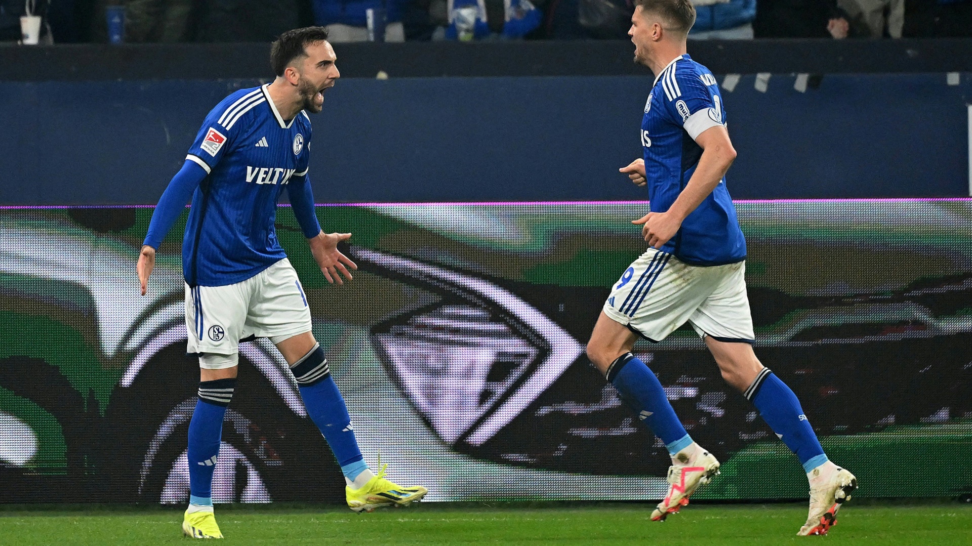 Kenan Karaman (l.) schoss Schalke zum Sieg