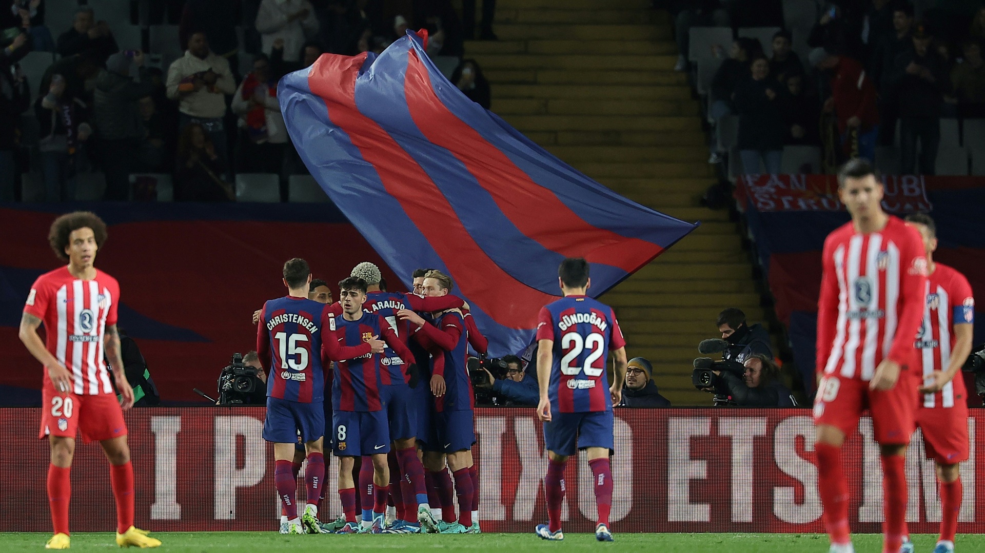 Barcelona schlägt Atletico und bleibt oben dran