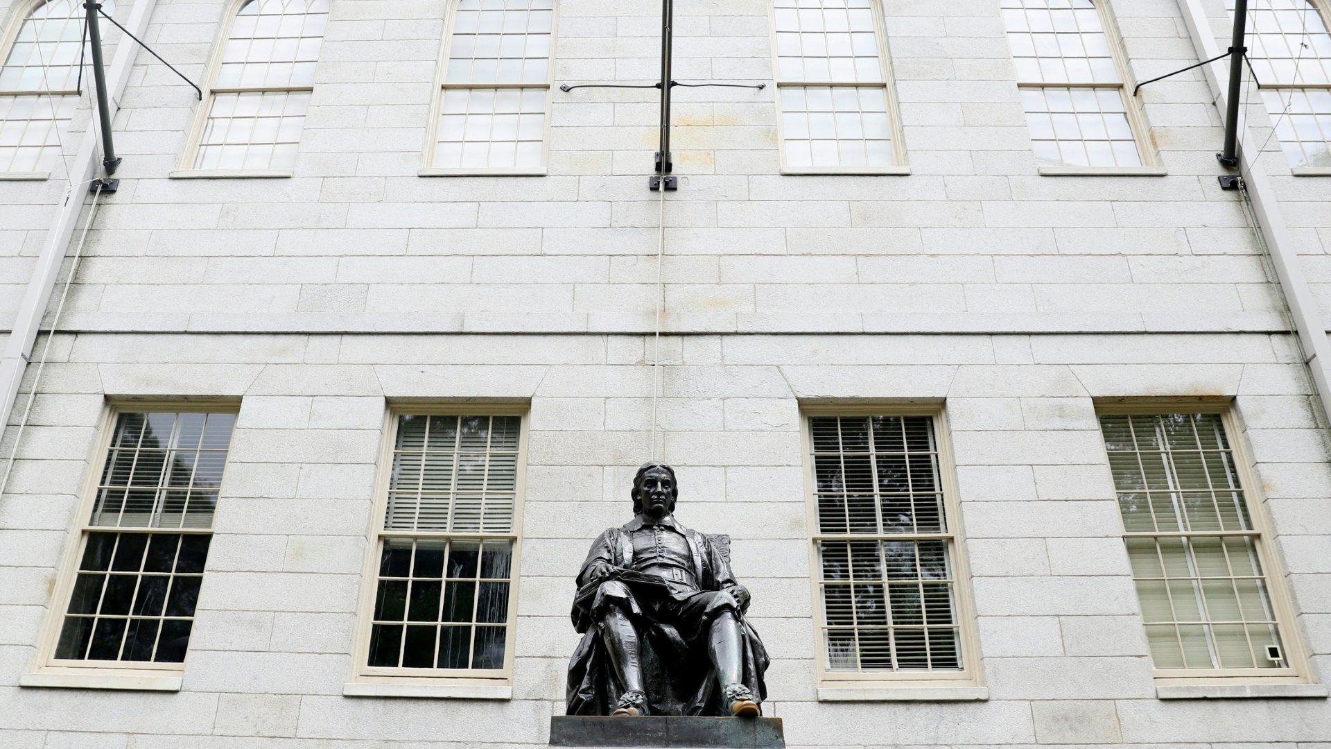 Statue von John Harvard auf dem Uni-Campus.