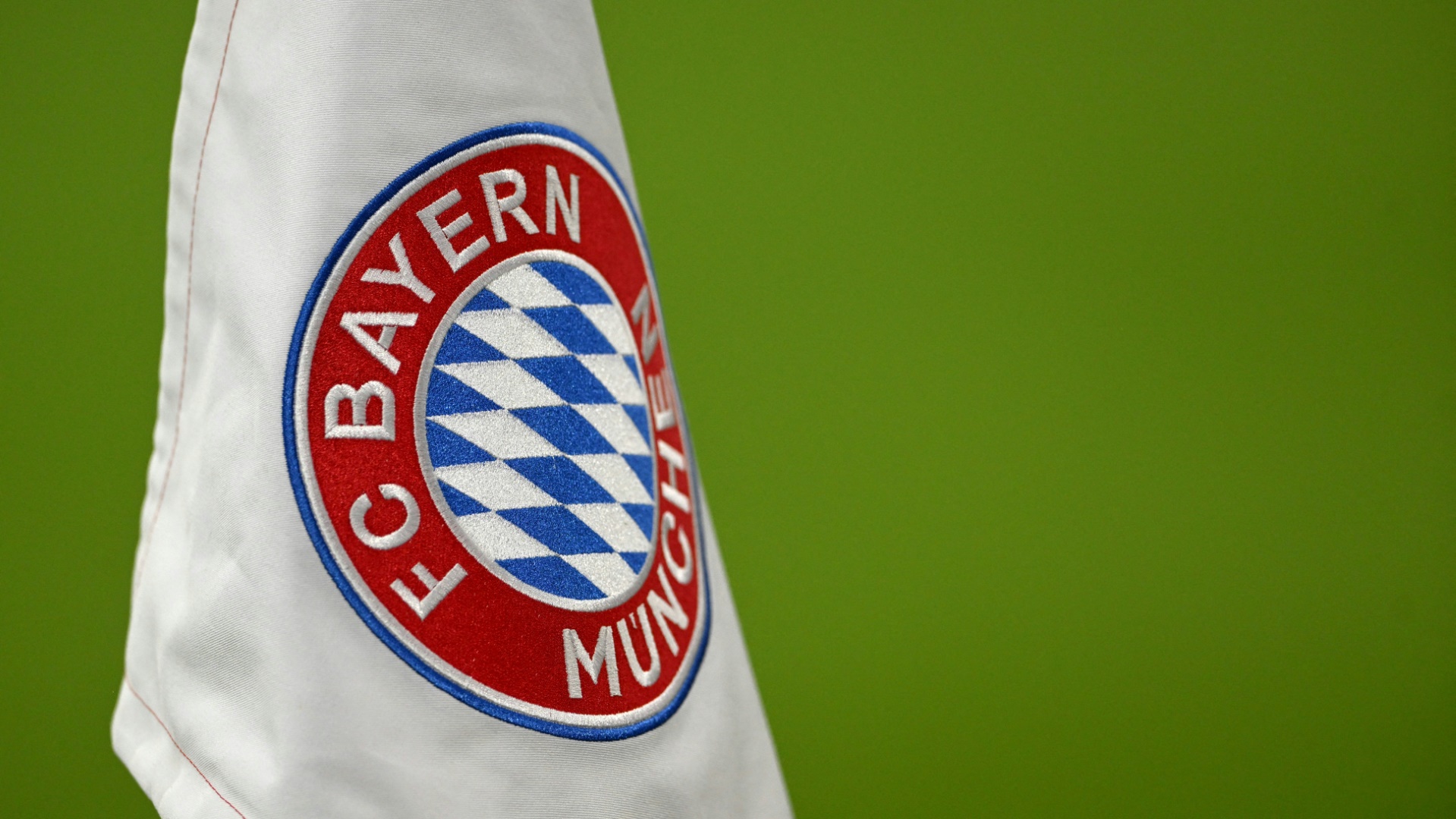 Eckfahne mit Logo des FC Bayern