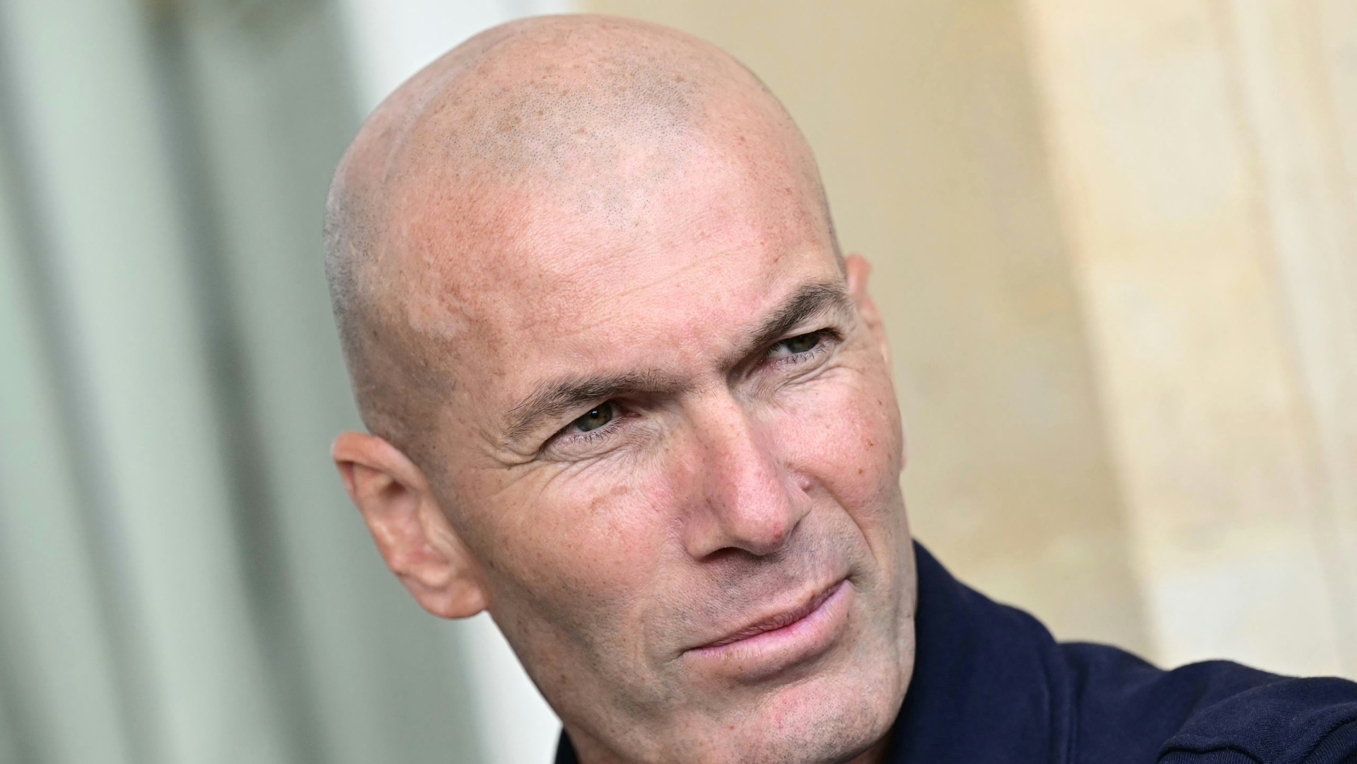 Zinedine Zidane schwenkt die Startflagge