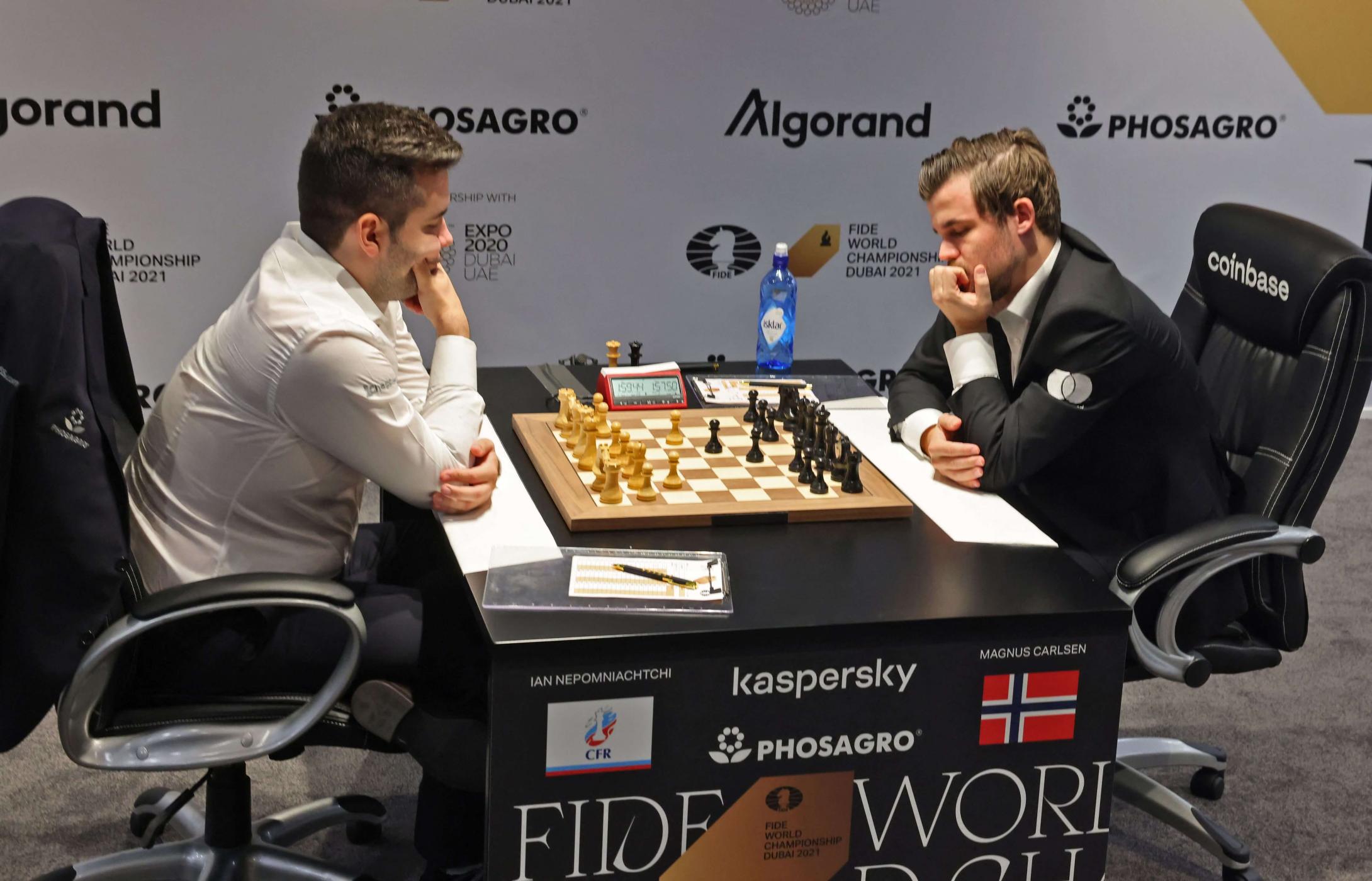 Jan Nepomjaschtschi (l.) und Magnus Carlsen bei der Schach-WM 2021 in Dubai