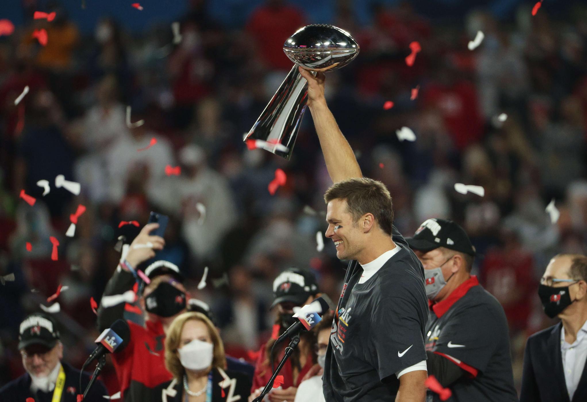 Tom Brady stemmt die Super Bowl-Trophy