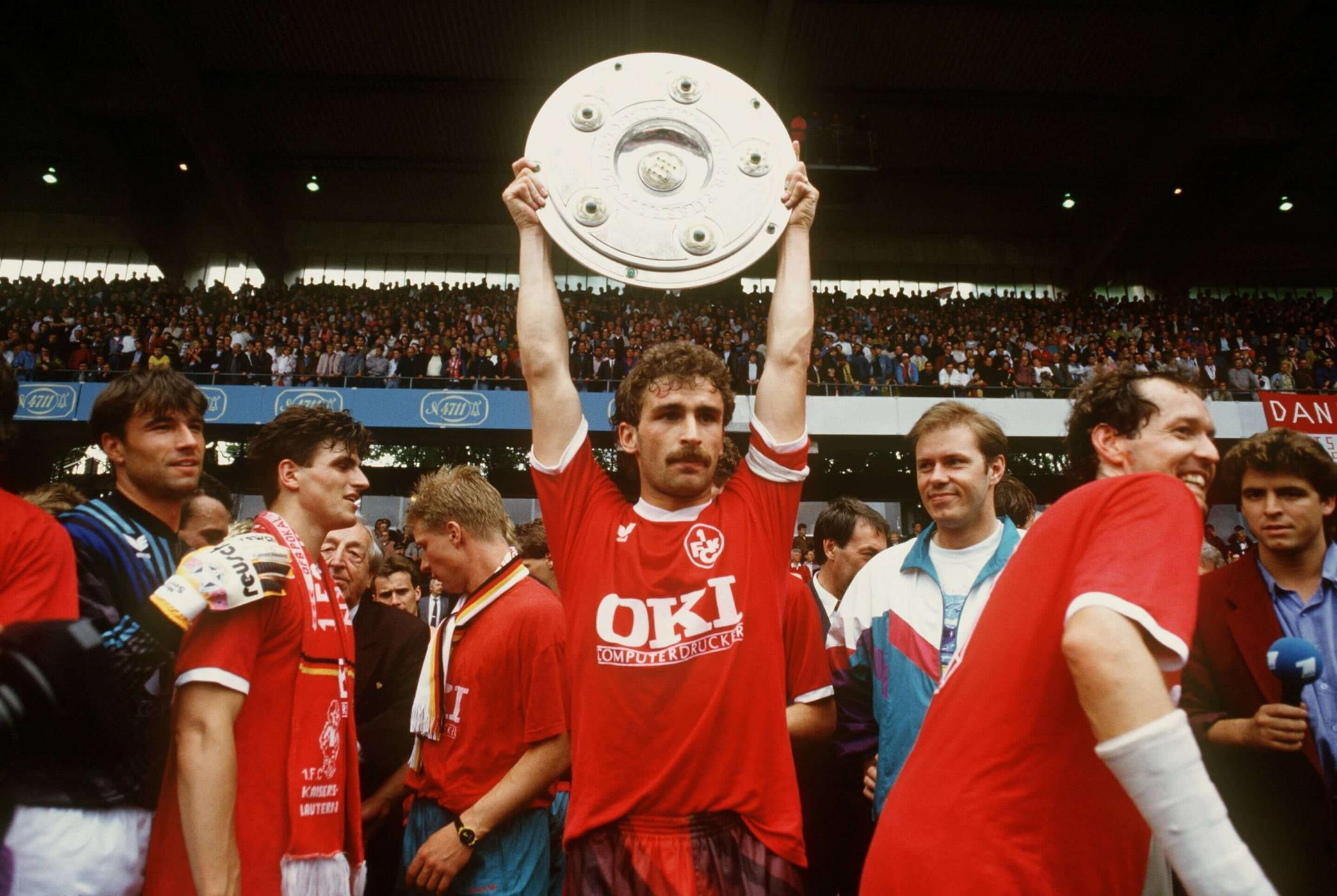 1. FC Kaiserslautern feiert Meisterschaft 1991 (vorne mit Schale: Kapitän Stefan Kuntz)