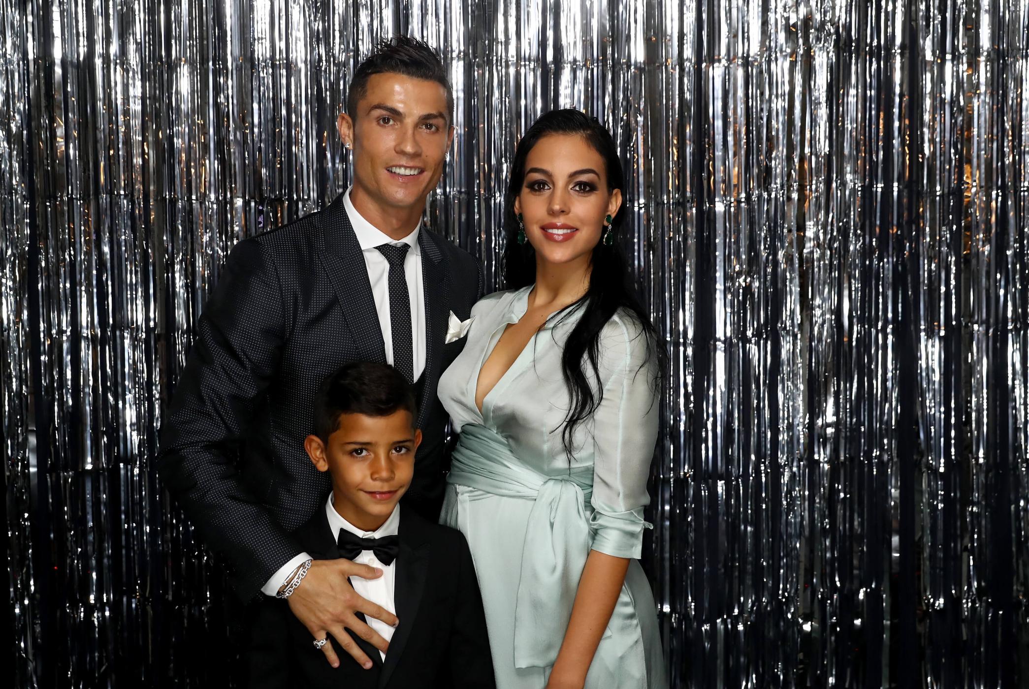 Cristiano Ronaldo mit Sohn Cristiano Jr. und Frau Georgina Rodríguez