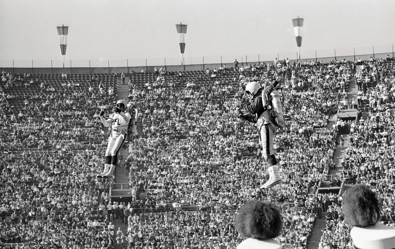Zwei Jetpack-Piloten beim ersten Super Bowl 1967 in Los Angeles.