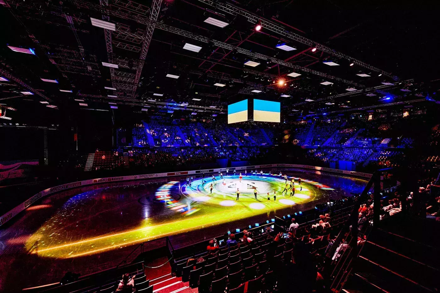 Die Flagge der Ukraine wird während der Eröffnungszeremonie der Eiskunstlauf-WM in Montpellier (Frankreich) gezeigt.