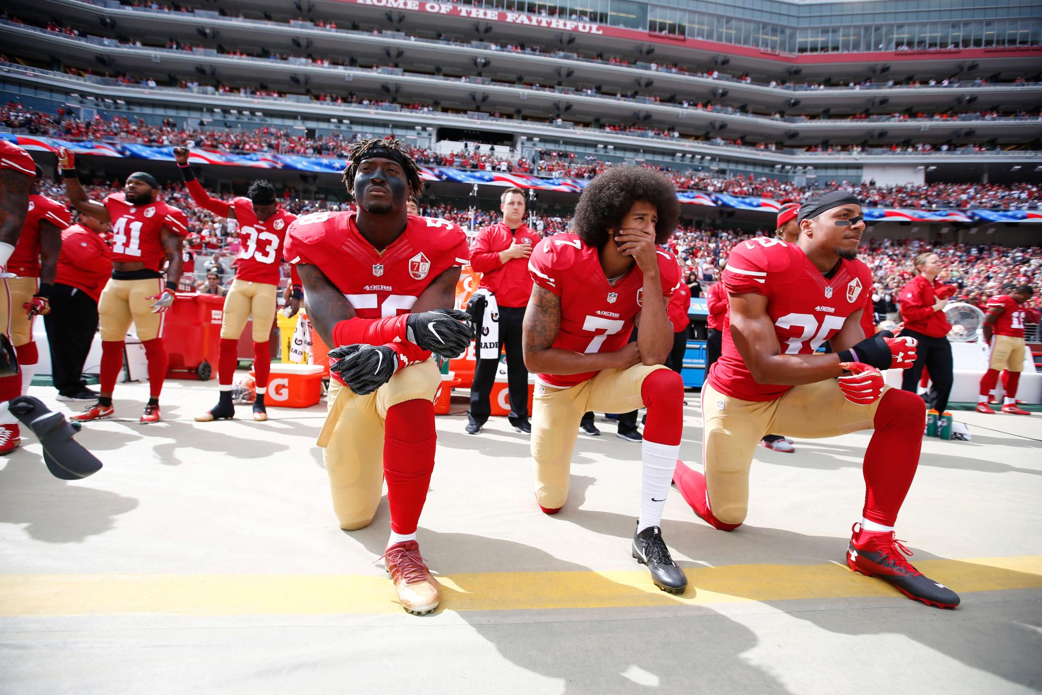 Ex-San Francisco 49ers-Quarterback Colin Kaepernick kniet während der Hymne