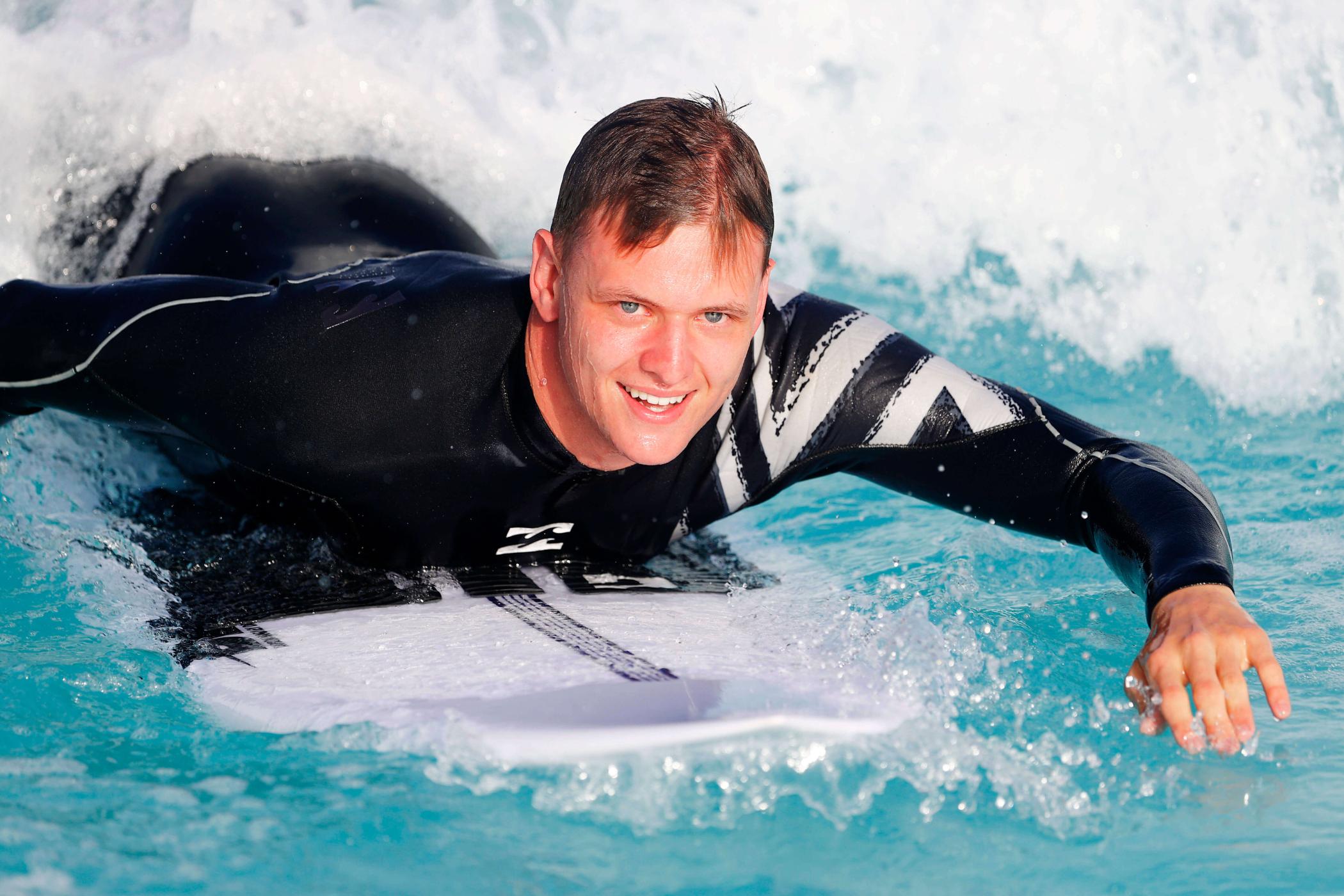 Mick Schumacher auf dem Surfbrett in Australien