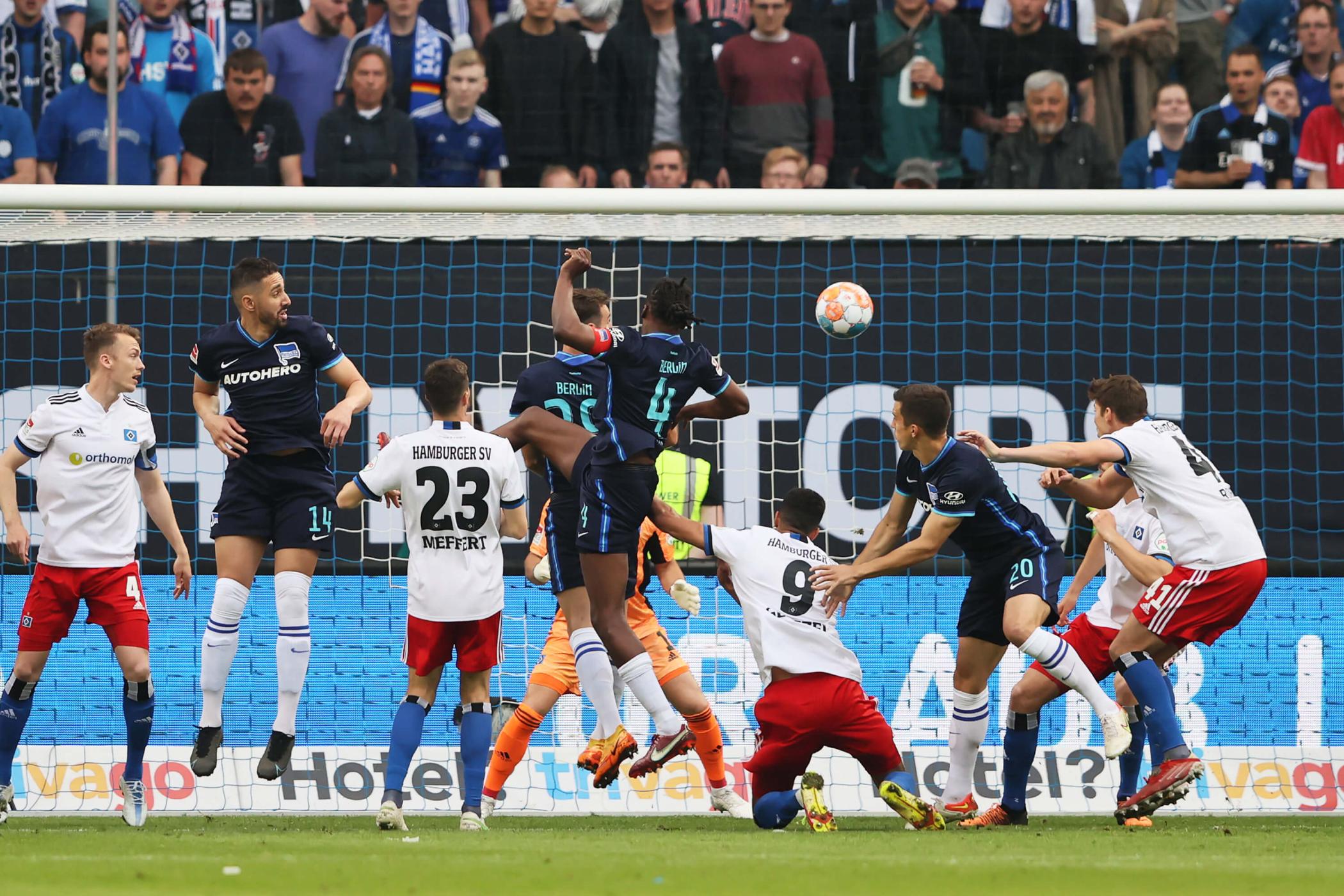 Hertha-Kapitän Dedryck Boyata köpft das 1:0 gegen den HSV