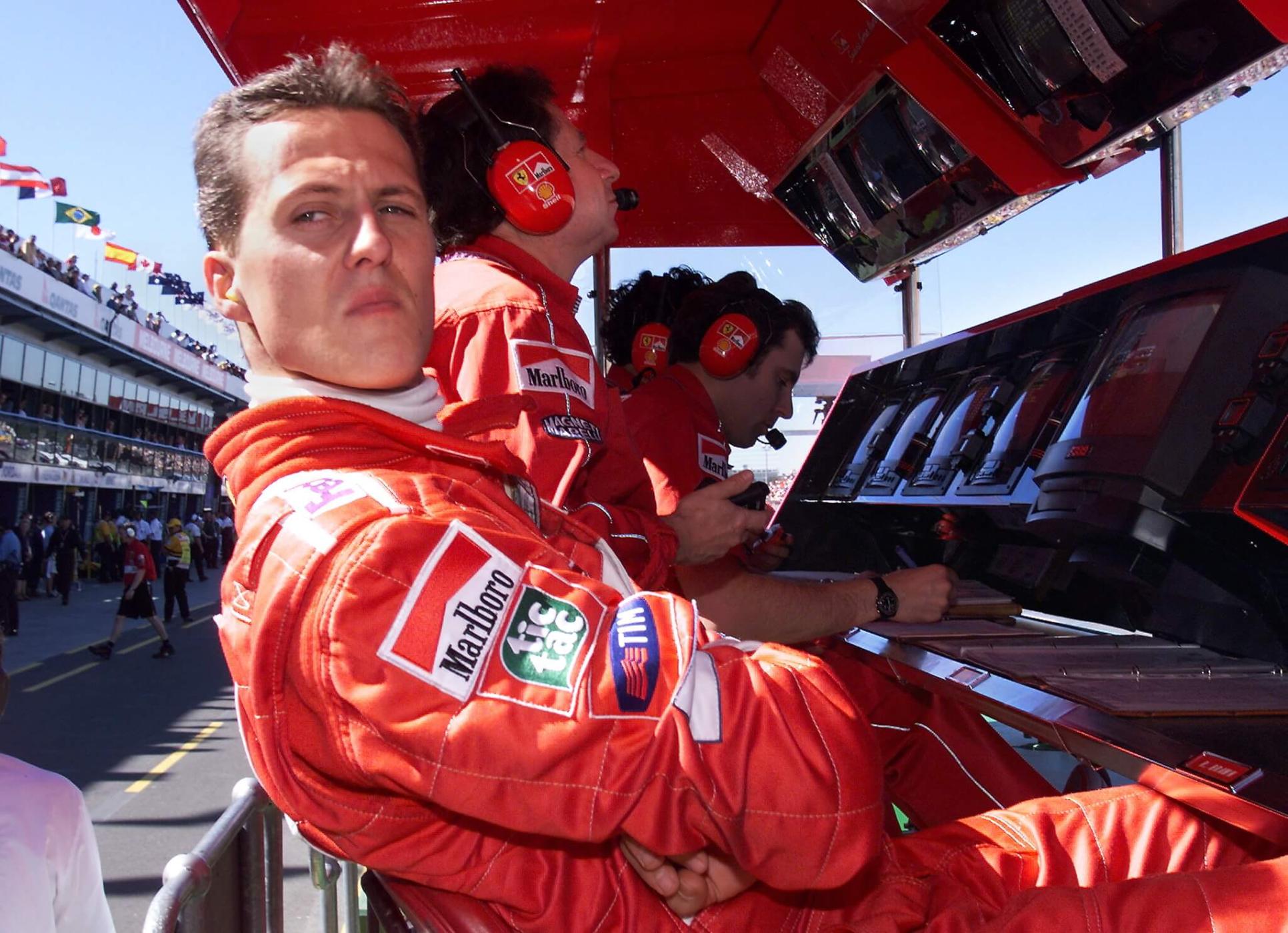 Michael Schumacher am Ferrari-Kommandostand