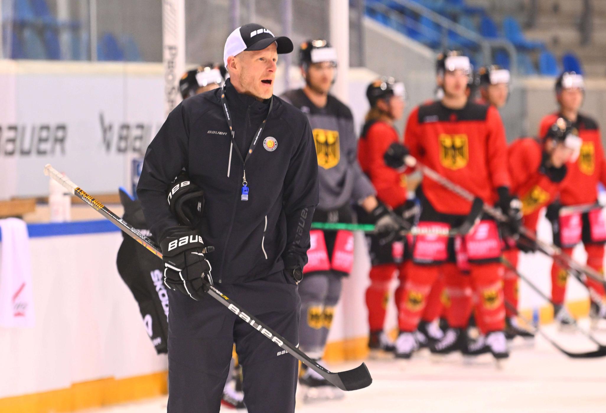 Eishockey-Bundestrainer Toni Söderholm bei der WM in Finnland.