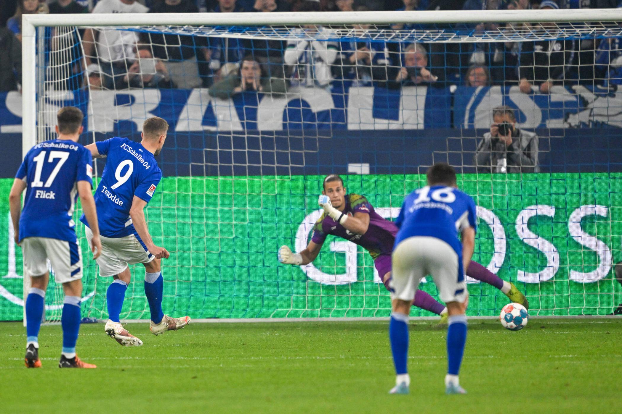 Simon Terodde (FC Schalke 04) trifft vom Elfmeterpunkt