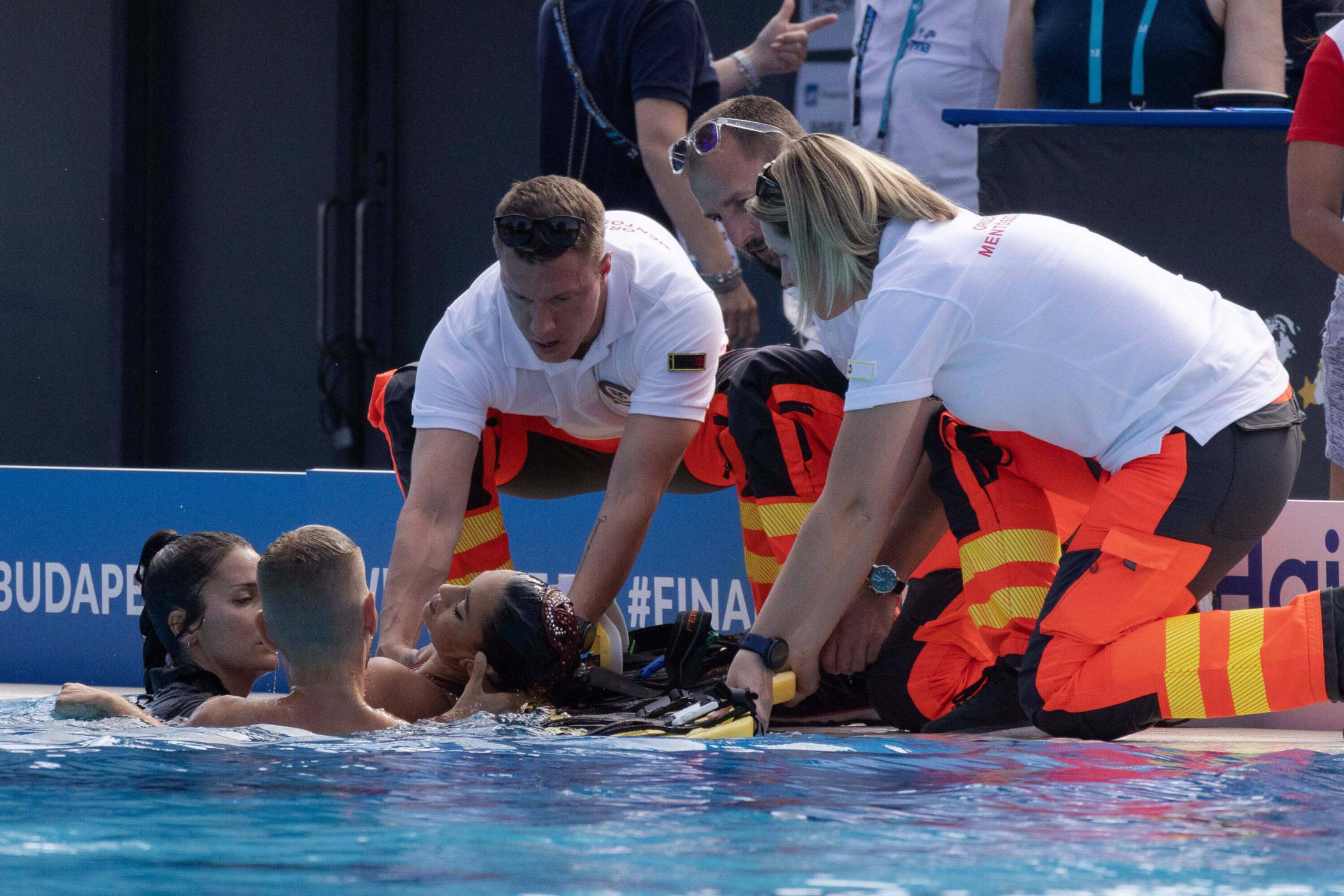Synchronschwimmerin Anita Alvarez wird bei der WM in Budapest aus dem Wasser gerettet.