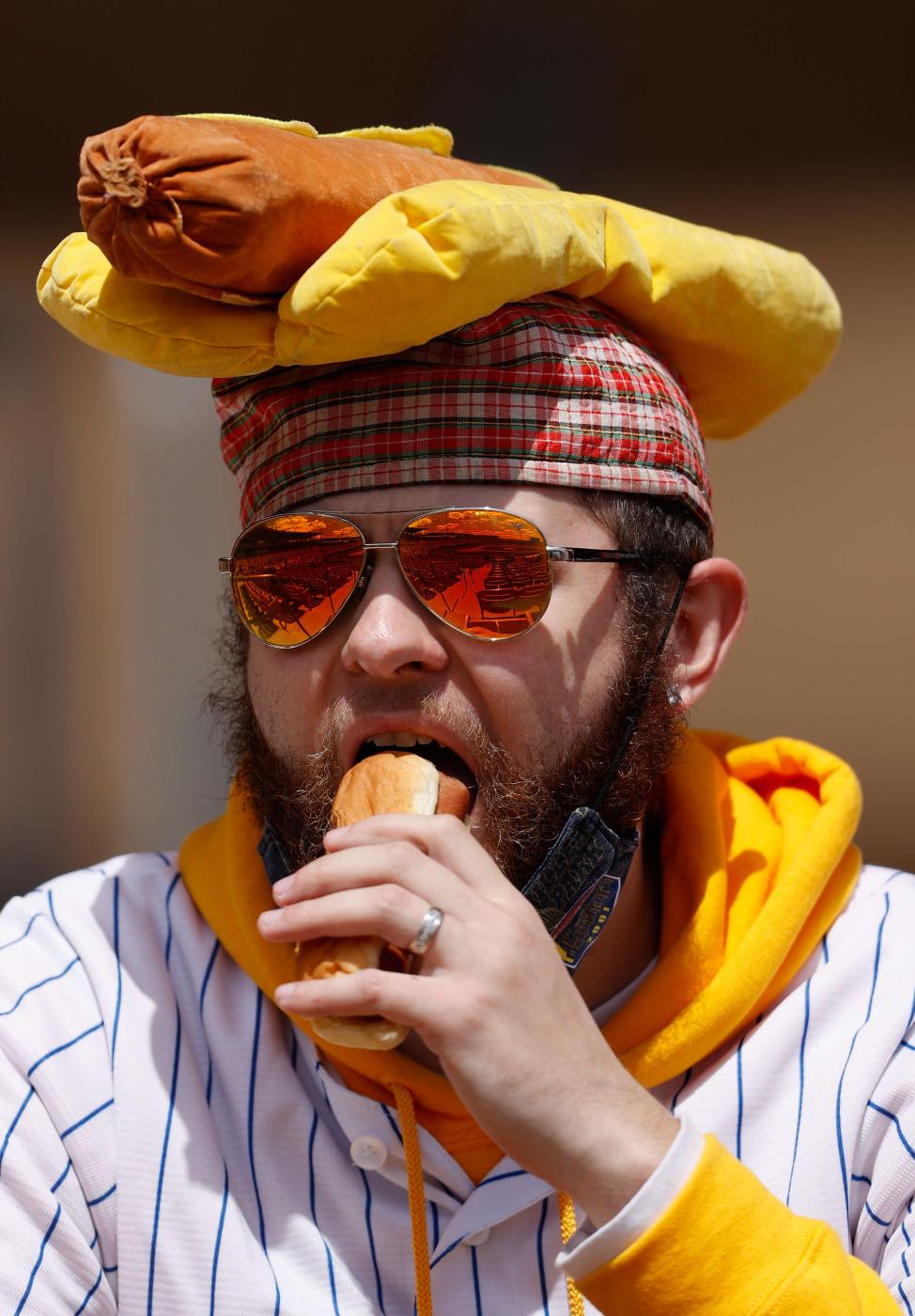 Baseball-Fan mit Hot Dog und Hot-Dog-Hut