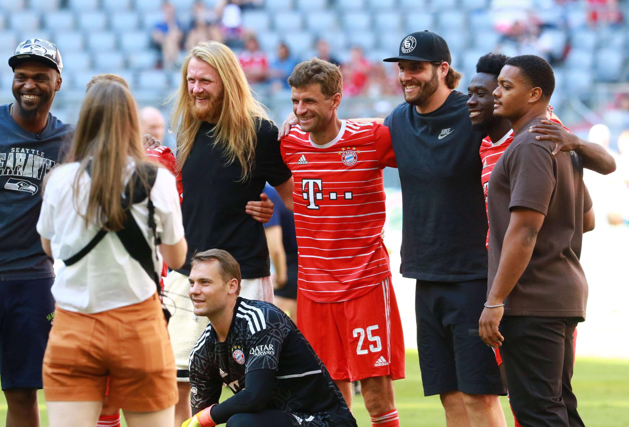Aaron Donkor in München mit Alphonso Davies, Thomas Müller und Manuel Neuer