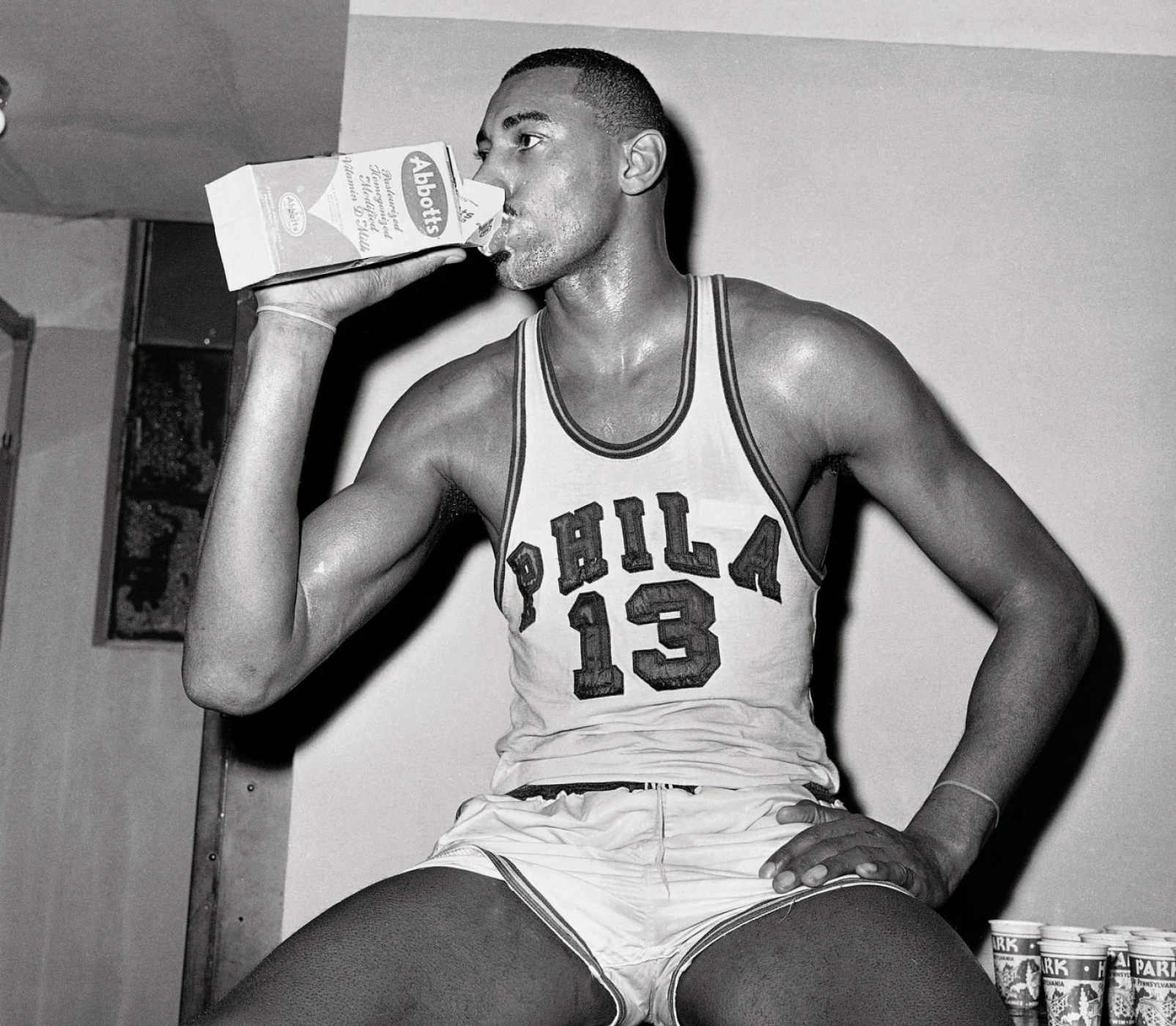 Nachdem Wilt Chamberlain in einem Spiel 100 Punkte erzielte, trinkt er eine Packung Milch