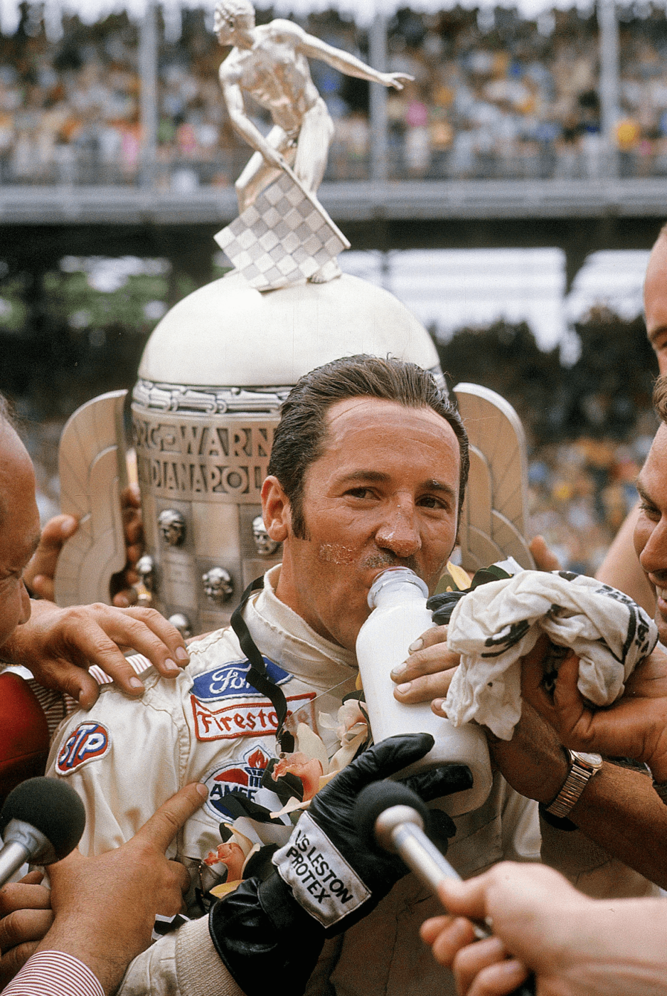 Mario Andretti trinkt eine Siegesflasche Milch, nachdem er 1969 seinen einzigen Indy 500 gewonnen hatte.