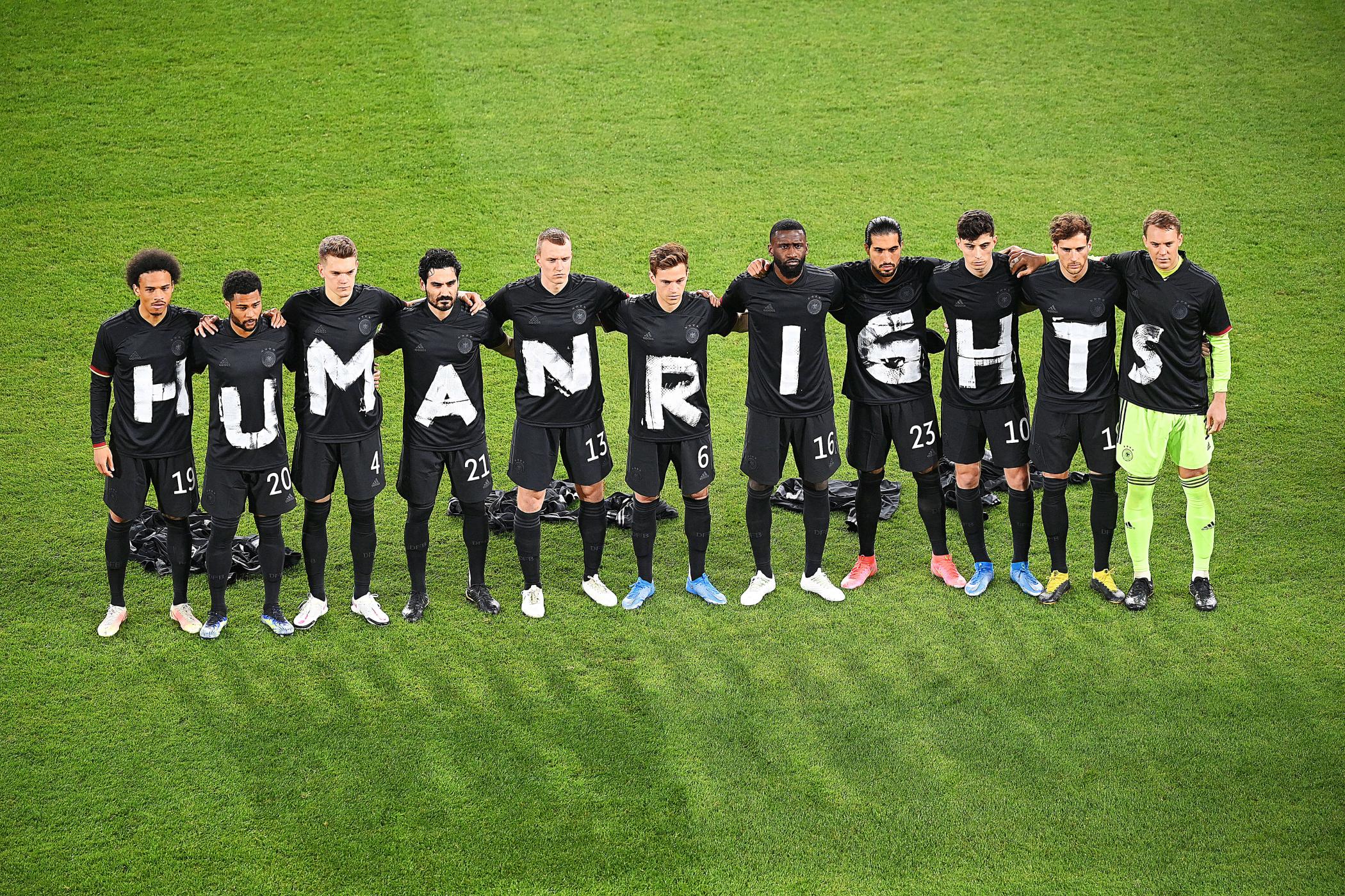 DFB-Team mit dem Schriftzug "Human Rights"