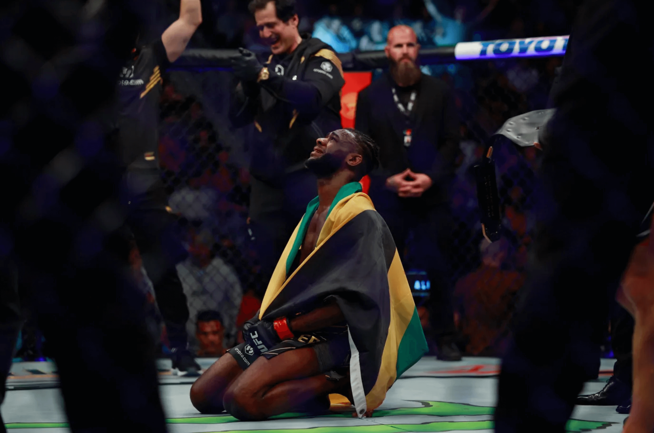 Aljamain Sterling, der bei UFC 273 von Emotionen überwältigt war, verdiente sich den Gürtel im Bantamgewicht.